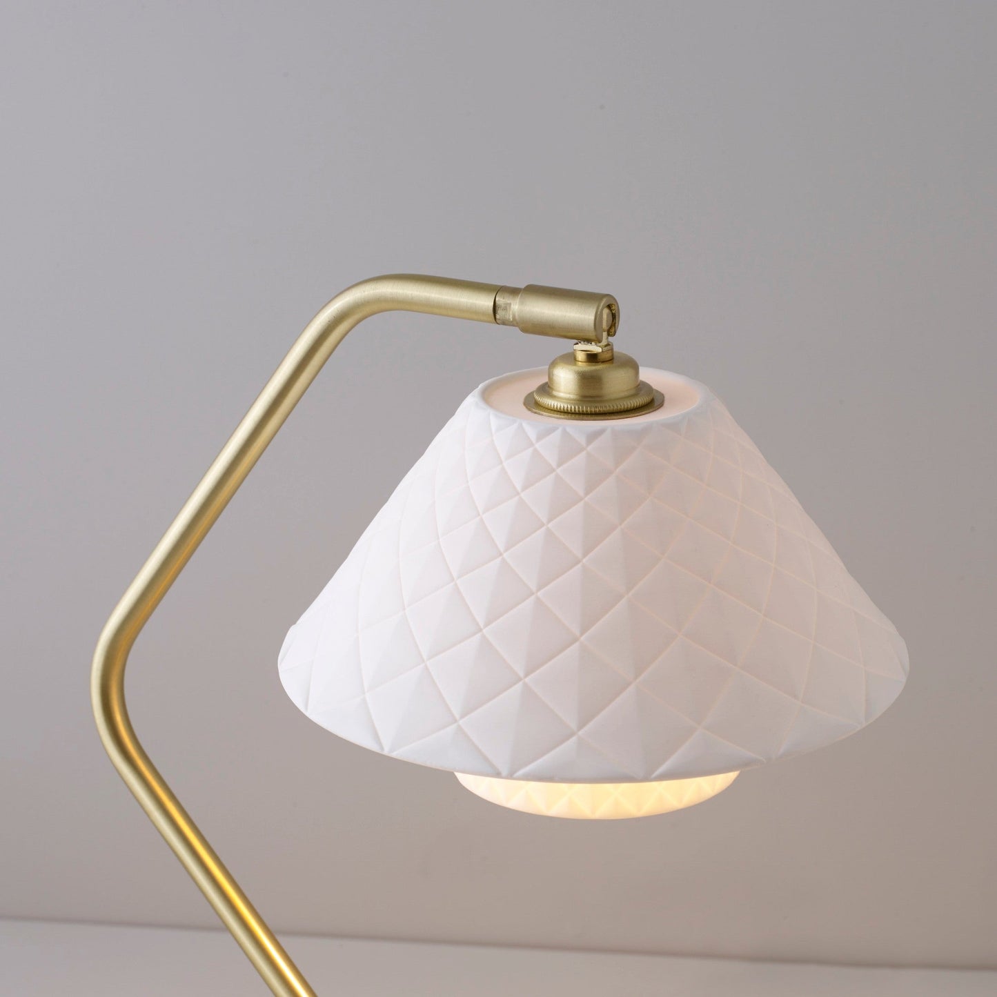 LuxeOxford - Dobbelt bordlampe med slankt design og subtil lysdiffusion