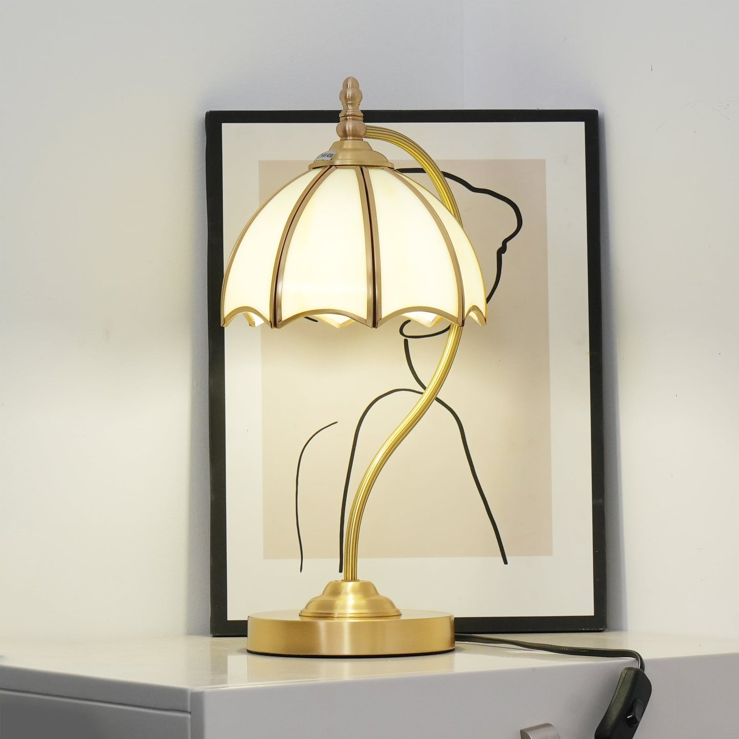 GlowBreeze – Bordlampe med paraplyform og messingramme