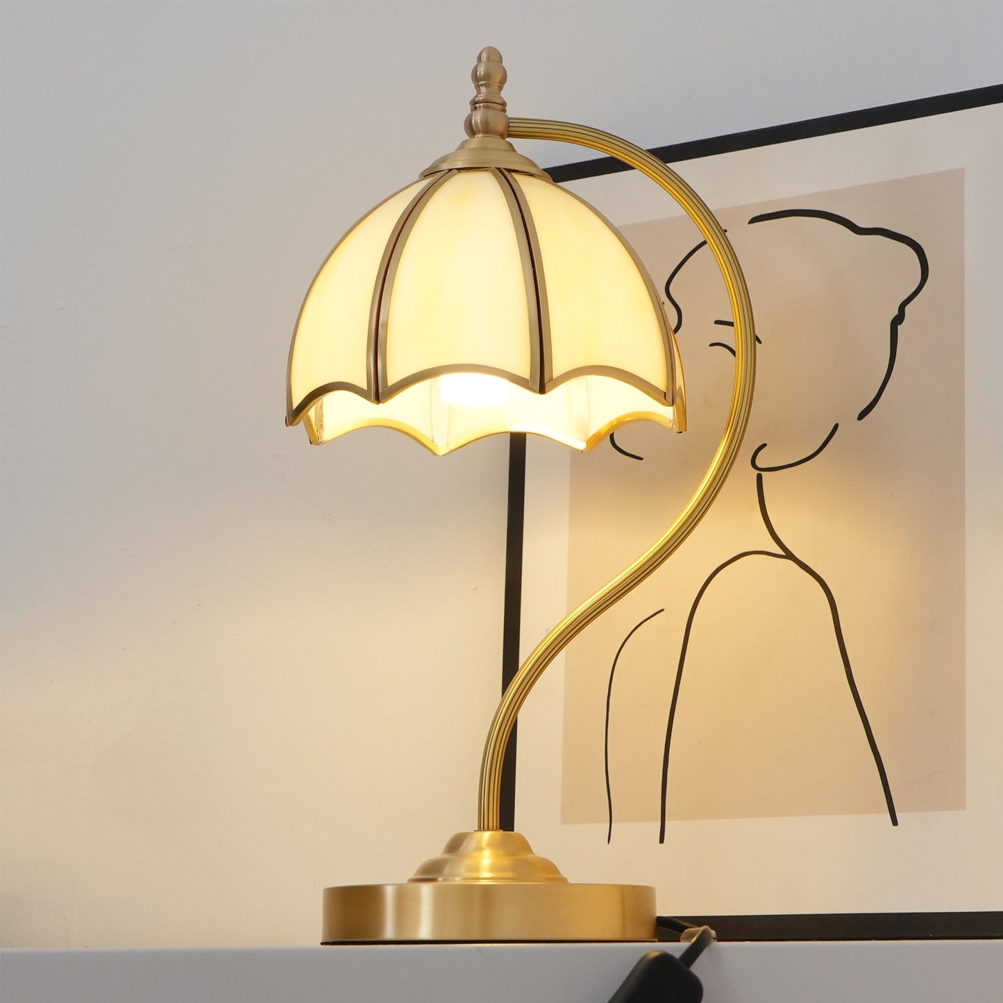 GlowBreeze – Bordlampe med paraplyform og messingramme