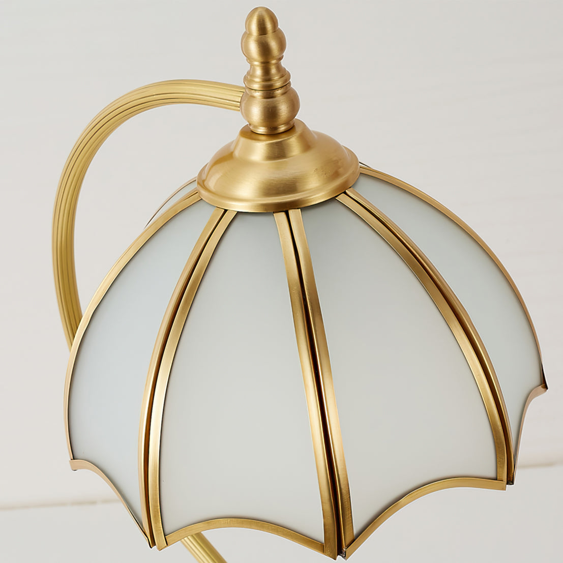 GlowBreeze – Bordlampe med paraplyform og messingramme