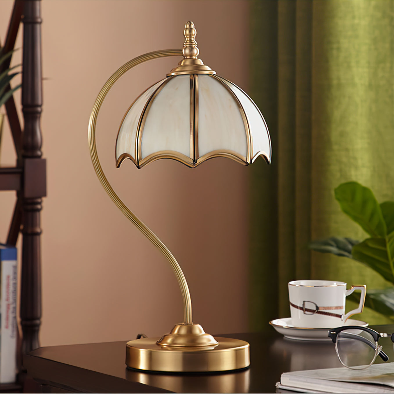 GlowBreeze – Bordlampe med paraplyform og messingramme