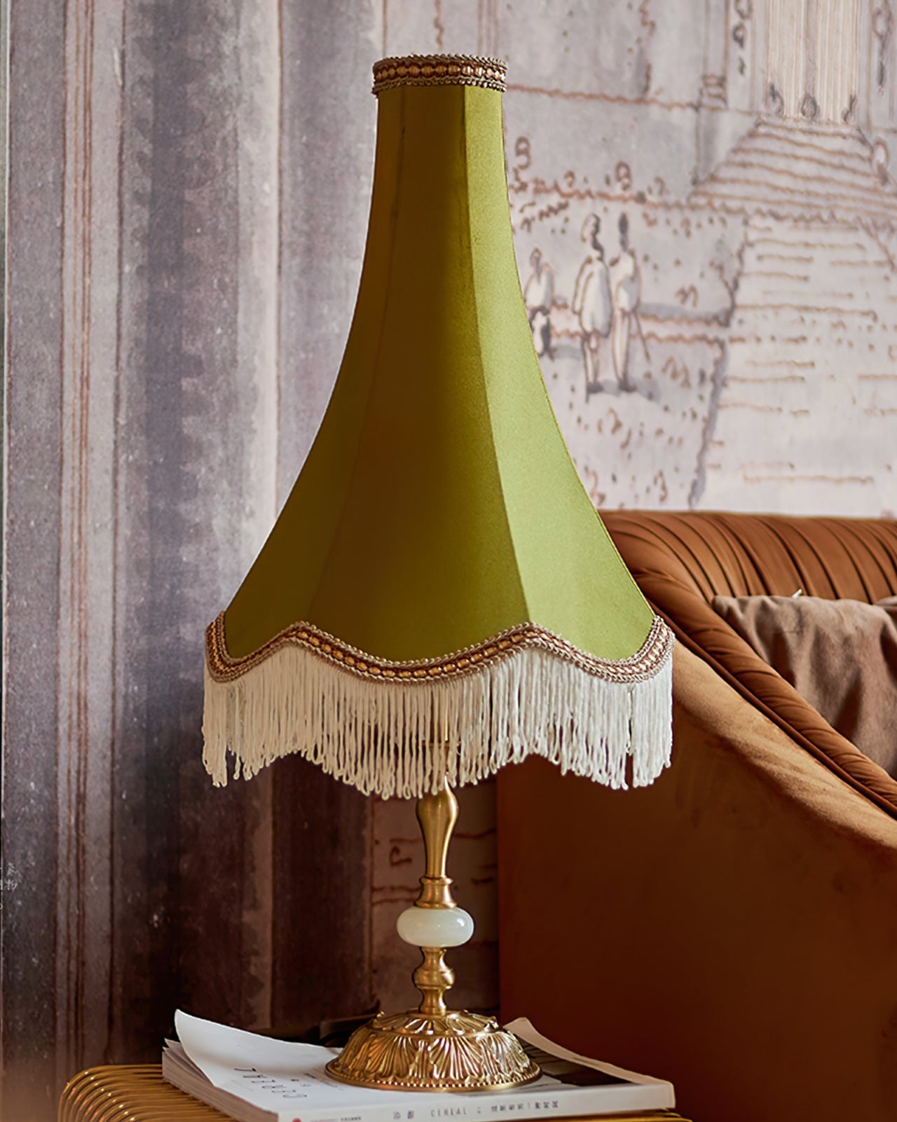 ElegantGlow – Bordlampe med marmorfod og kvastdetalje