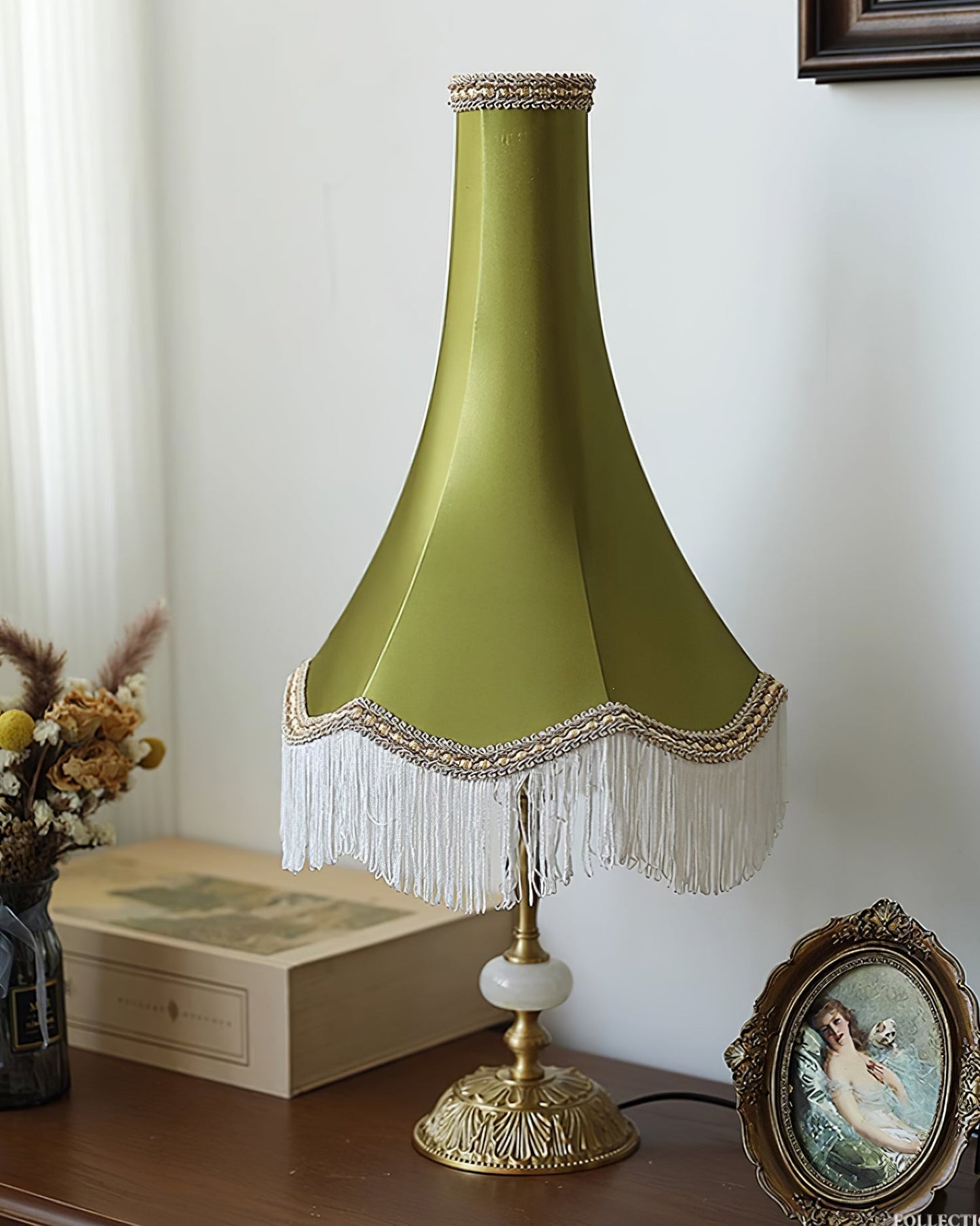 ElegantGlow – Bordlampe med marmorfod og kvastdetalje