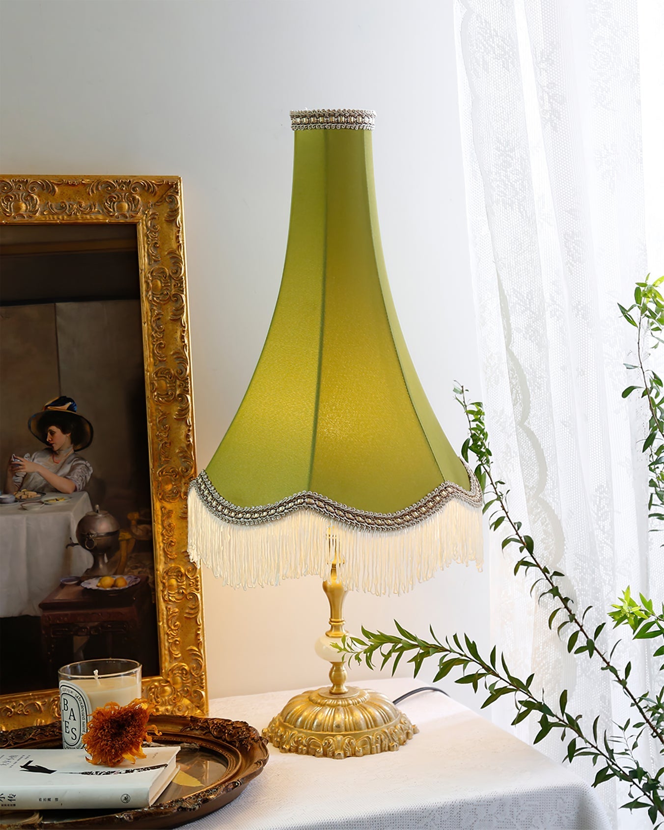 ElegantGlow – Bordlampe med marmorfod og kvastdetalje