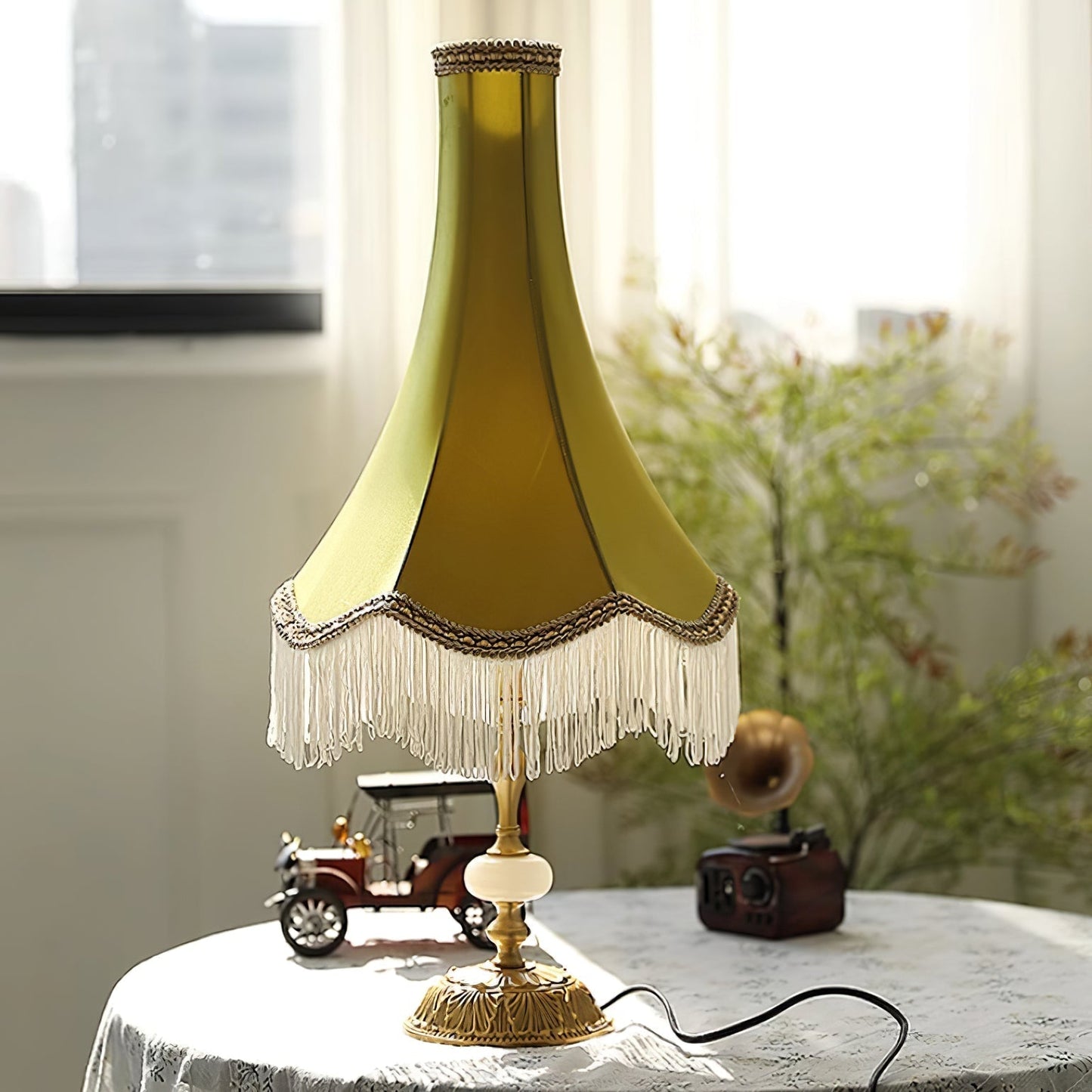 ElegantGlow – Bordlampe med marmorfod og kvastdetalje