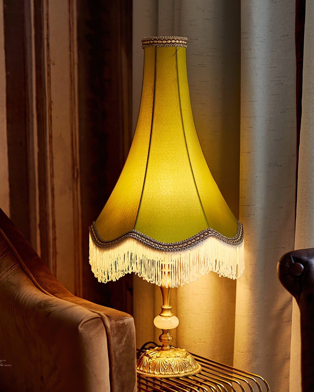 ElegantGlow – Bordlampe med marmorfod og kvastdetalje