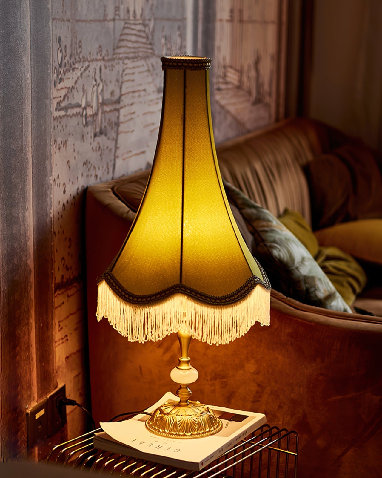 ElegantGlow – Bordlampe med marmorfod og kvastdetalje
