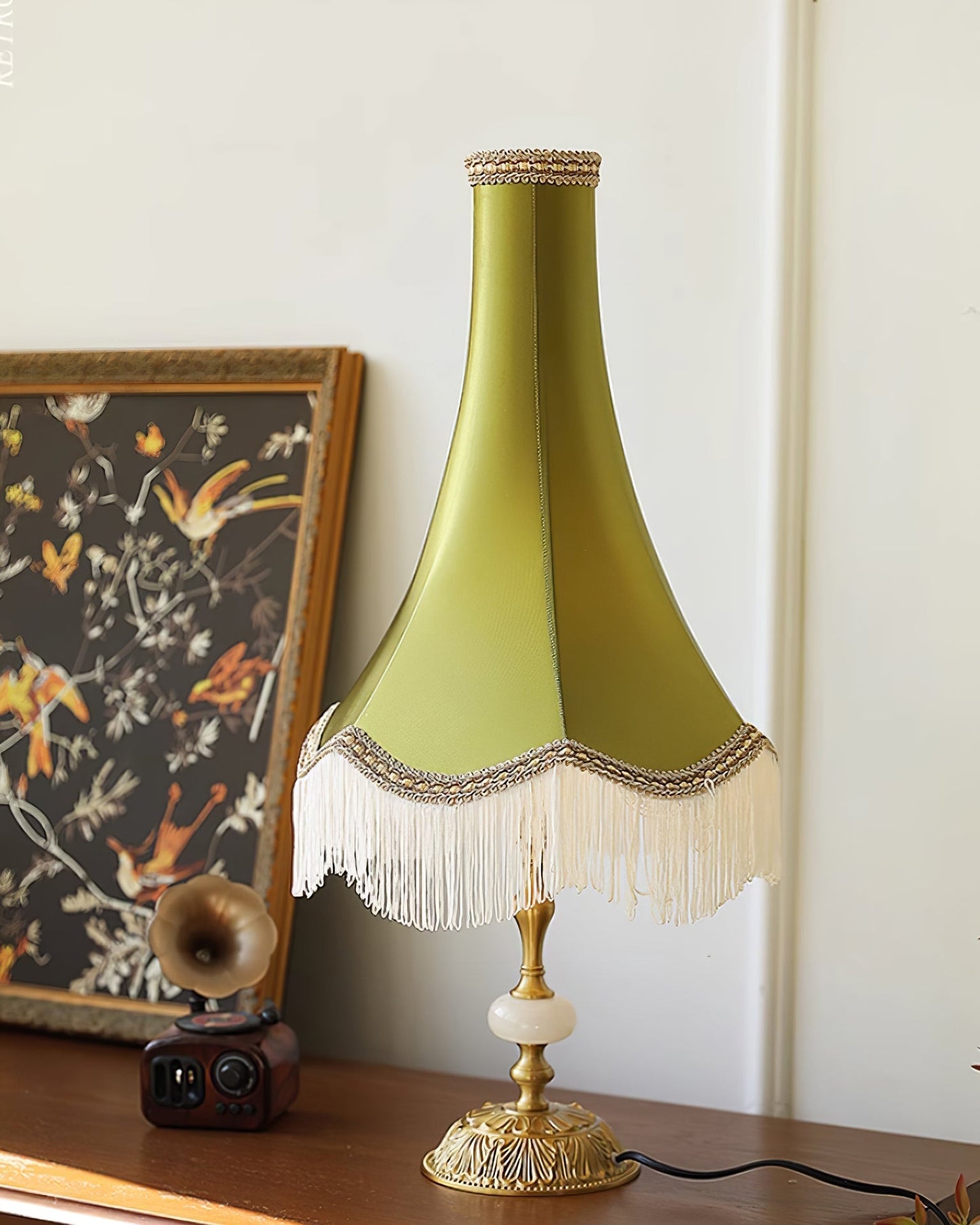 ElegantGlow – Bordlampe med marmorfod og kvastdetalje