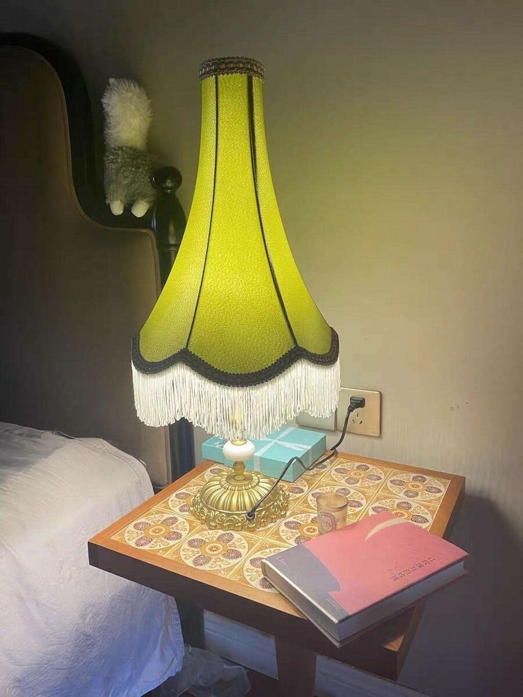 ElegantGlow – Bordlampe med marmorfod og kvastdetalje