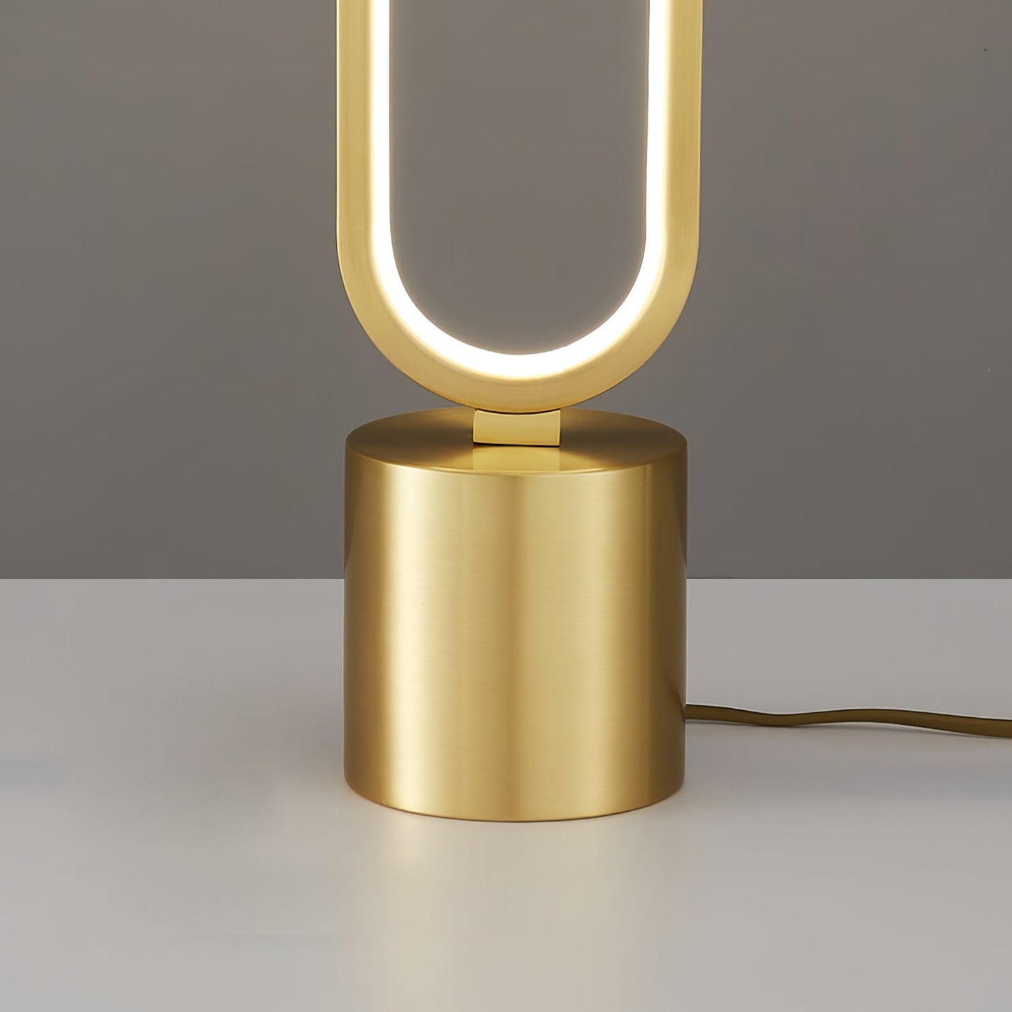 LuxePerigee - Bordlampe med subtil elegance og stemningsfuld belysning
