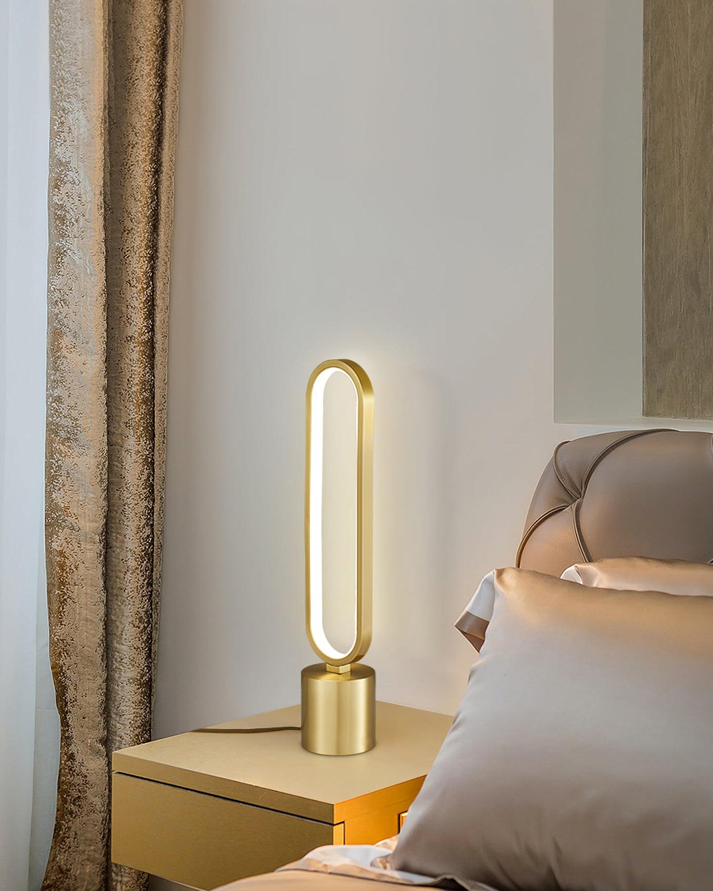 LuxePerigee - Bordlampe med subtil elegance og stemningsfuld belysning