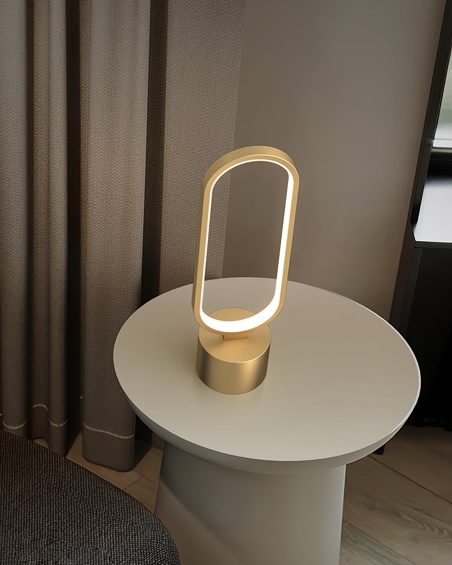 LuxePerigee - Bordlampe med subtil elegance og stemningsfuld belysning