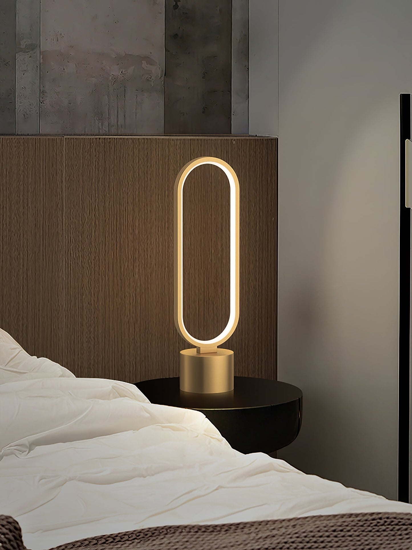 LuxePerigee - Bordlampe med subtil elegance og stemningsfuld belysning