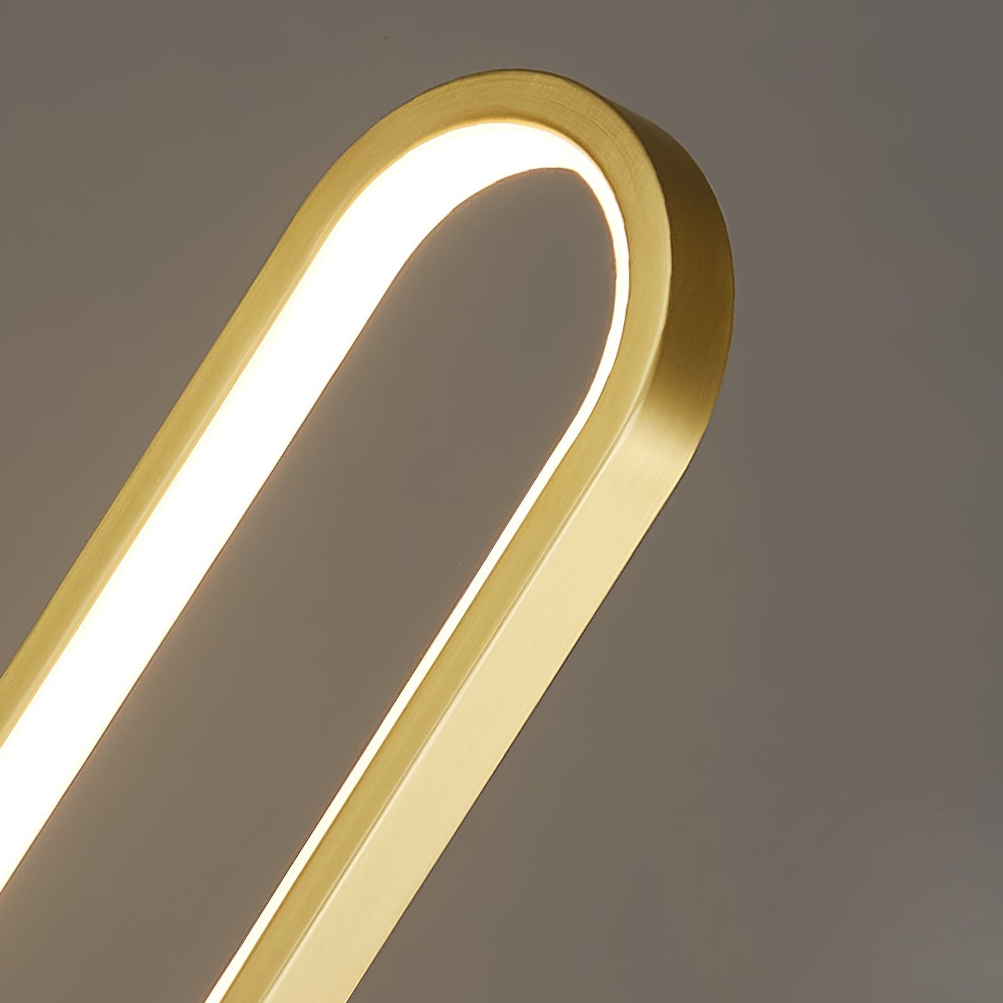 LuxePerigee - Bordlampe med subtil elegance og stemningsfuld belysning