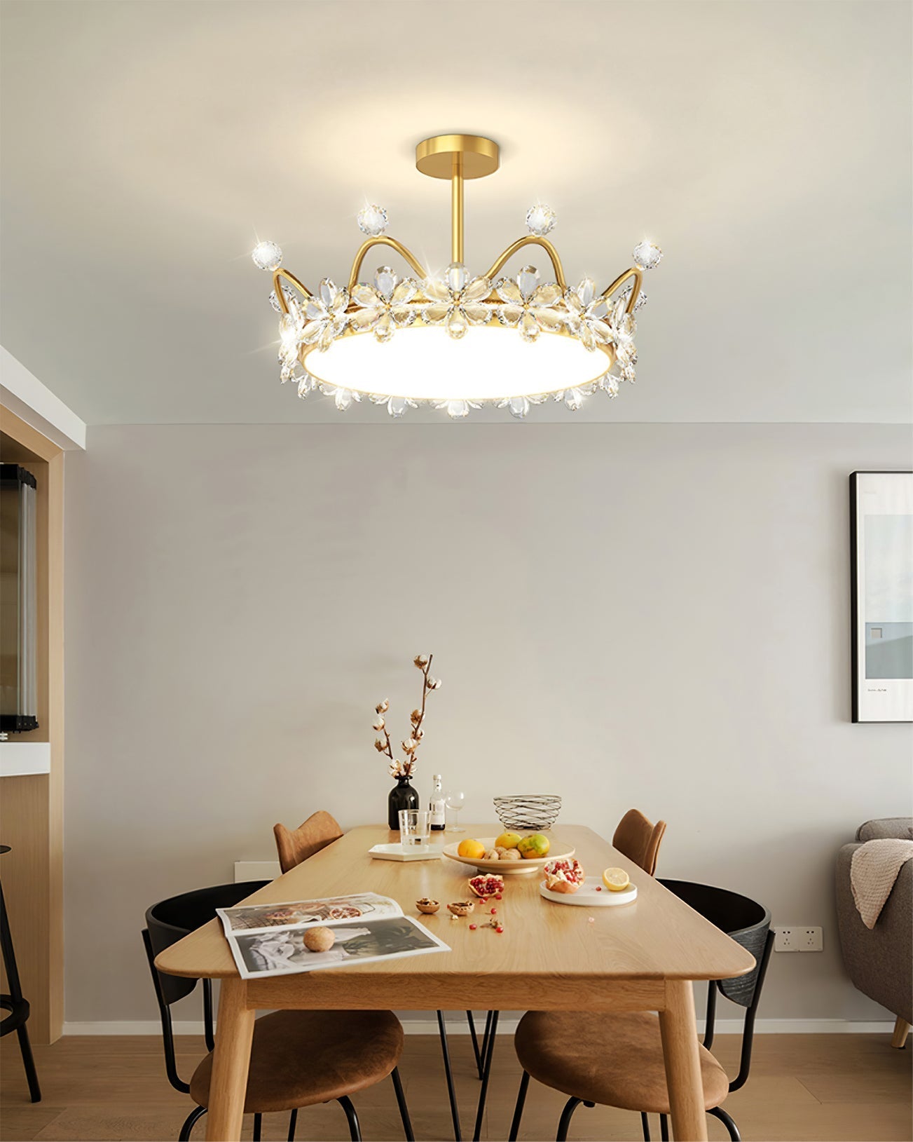 CrownLuxe - Ceiling Light with Crown Shape and Intimate Lighting