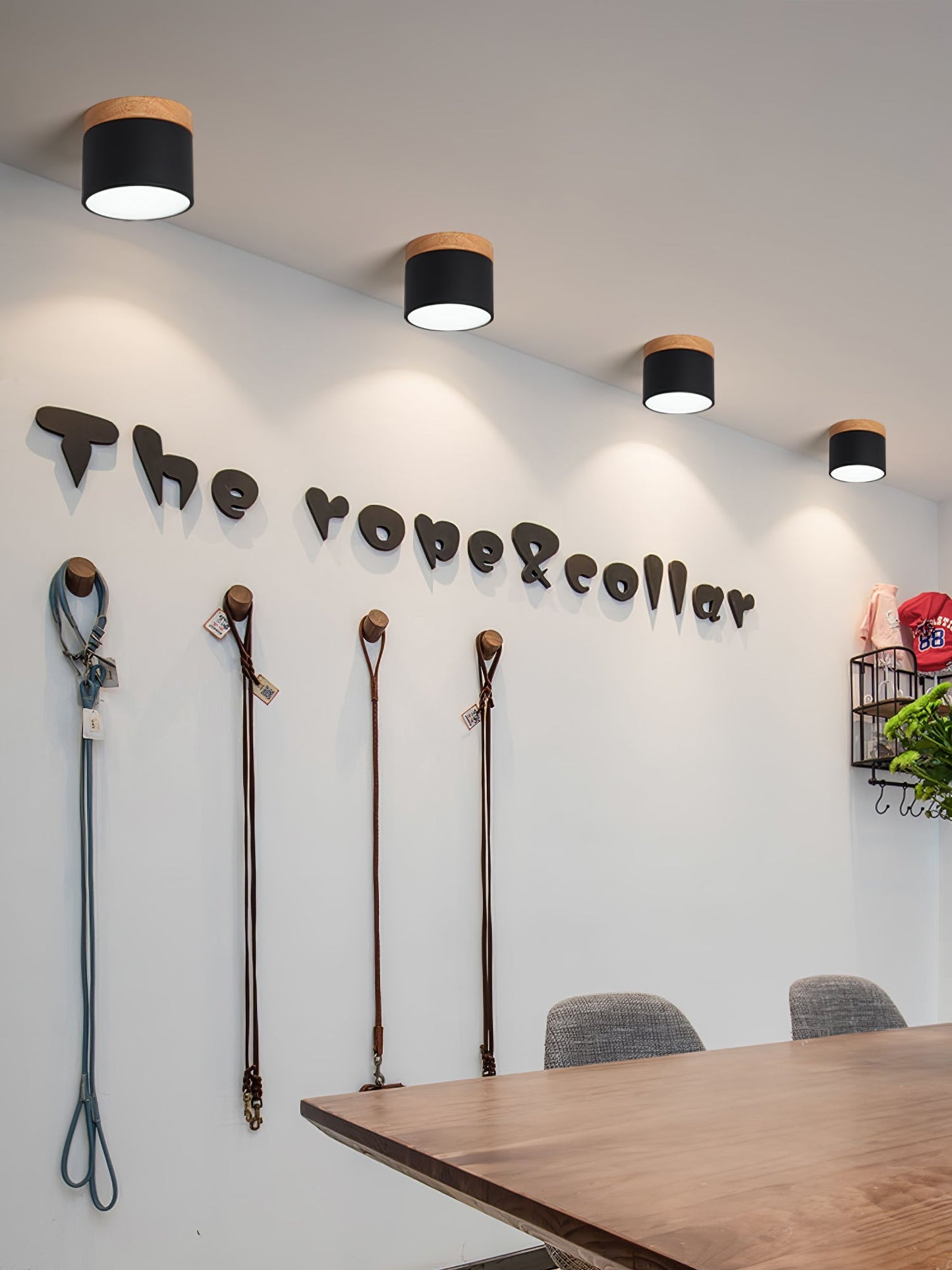 SpotLicht - Loftspotlampe med slank form og retningsbestemt belysning