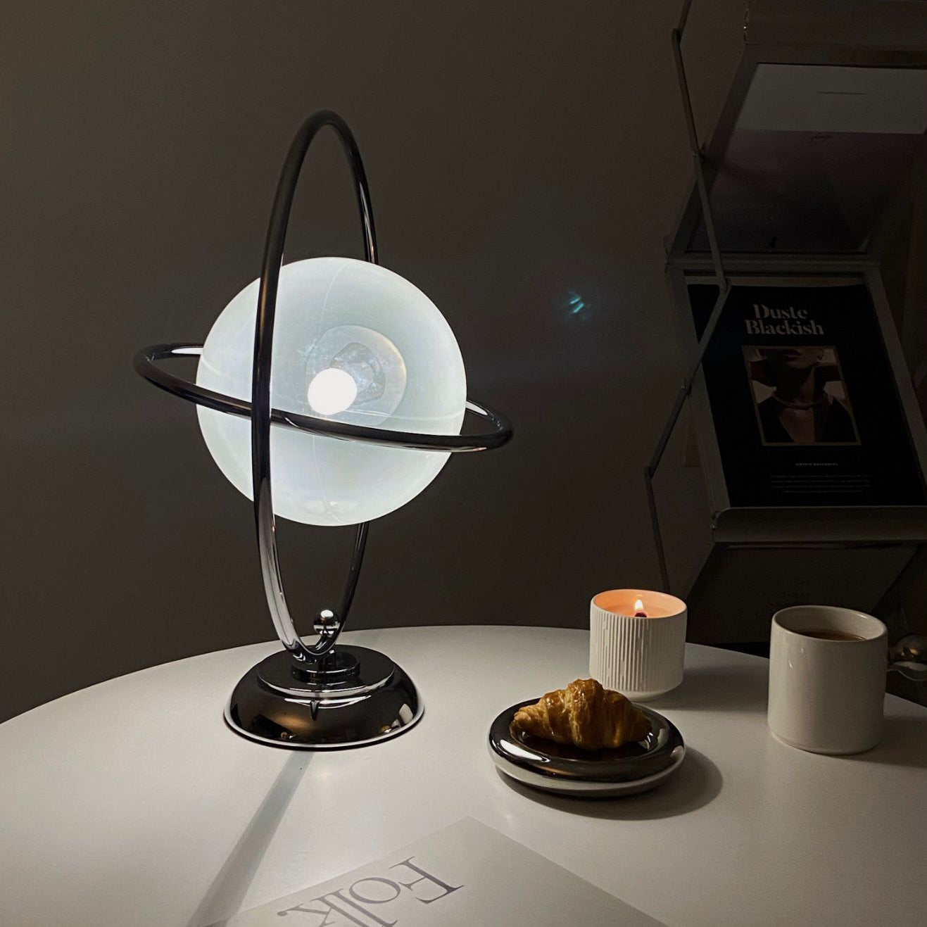 PlanetLuxe - Bordlampe med kosmisk design og subtil belysning