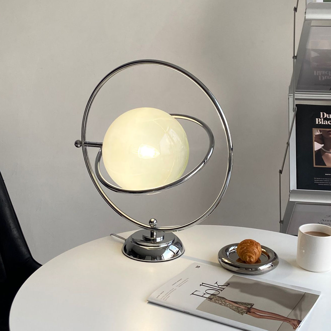 PlanetLuxe - Bordlampe med kosmisk design og subtil belysning