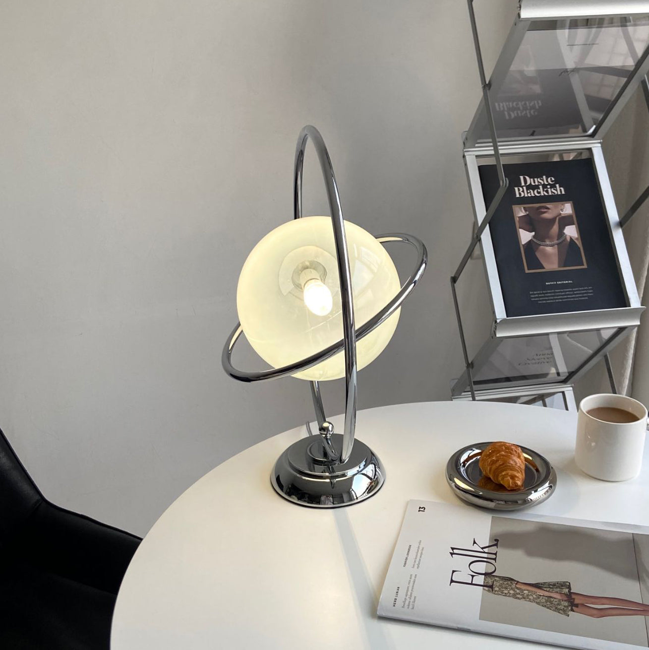 PlanetLuxe - Bordlampe med kosmisk design og subtil belysning