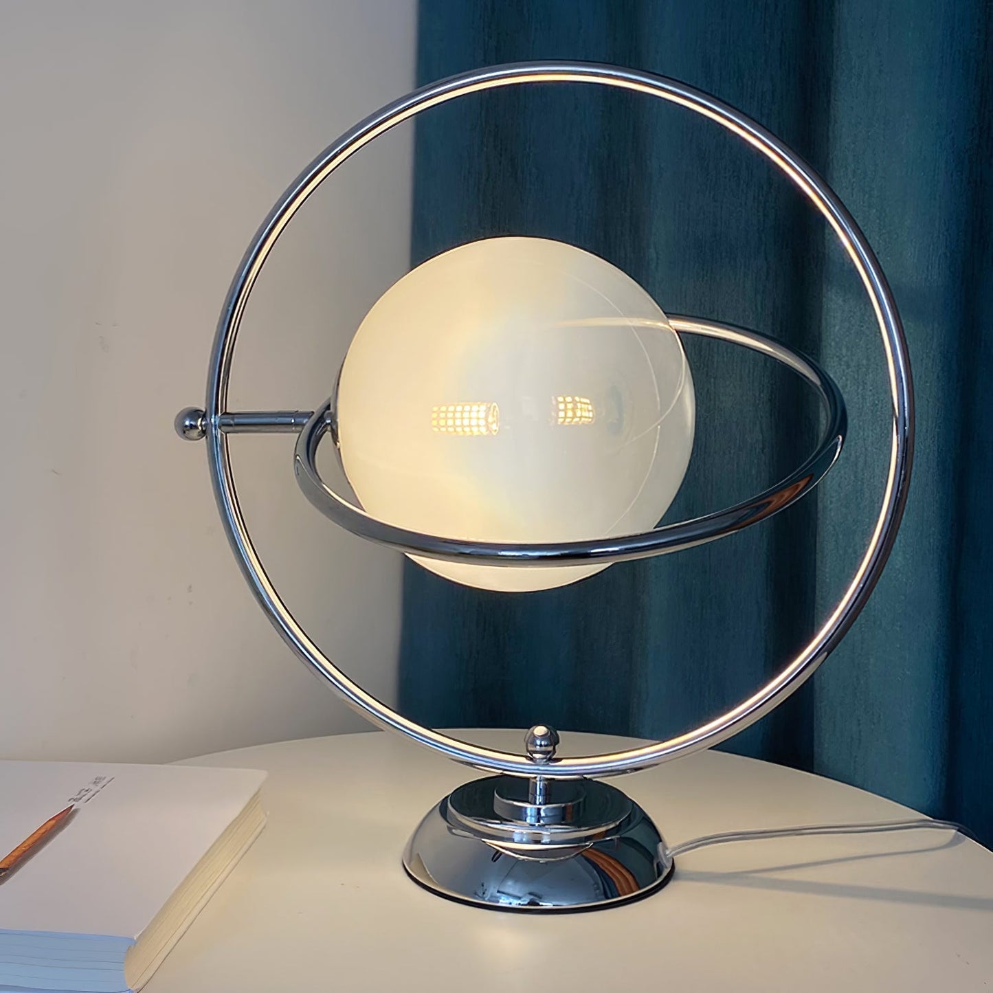 PlanetLuxe - Bordlampe med kosmisk design og subtil belysning