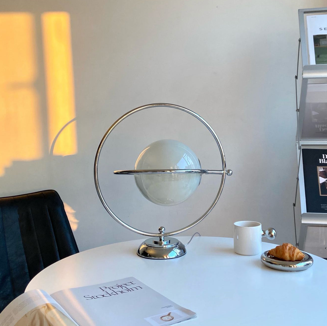 PlanetLuxe - Bordlampe med kosmisk design og subtil belysning