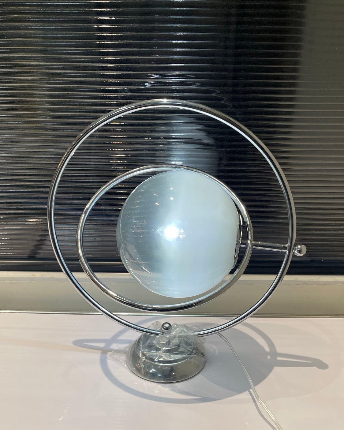 PlanetLuxe - Bordlampe med kosmisk design og subtil belysning
