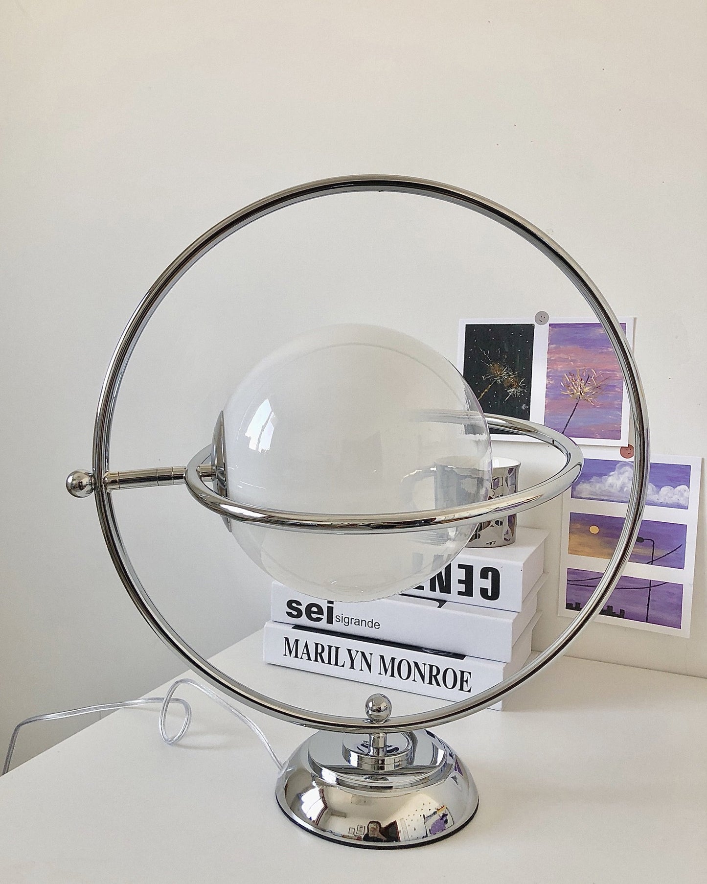 PlanetLuxe - Bordlampe med kosmisk design og subtil belysning