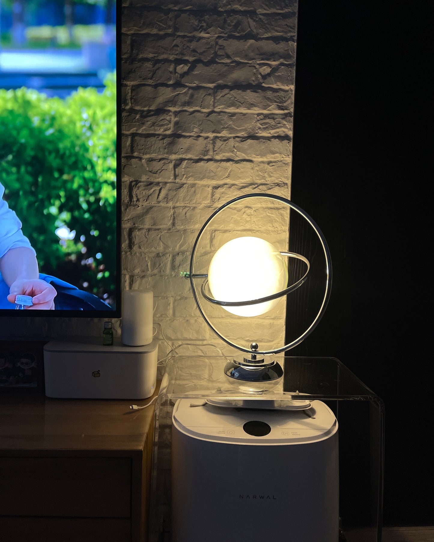 PlanetLuxe - Bordlampe med kosmisk design og subtil belysning