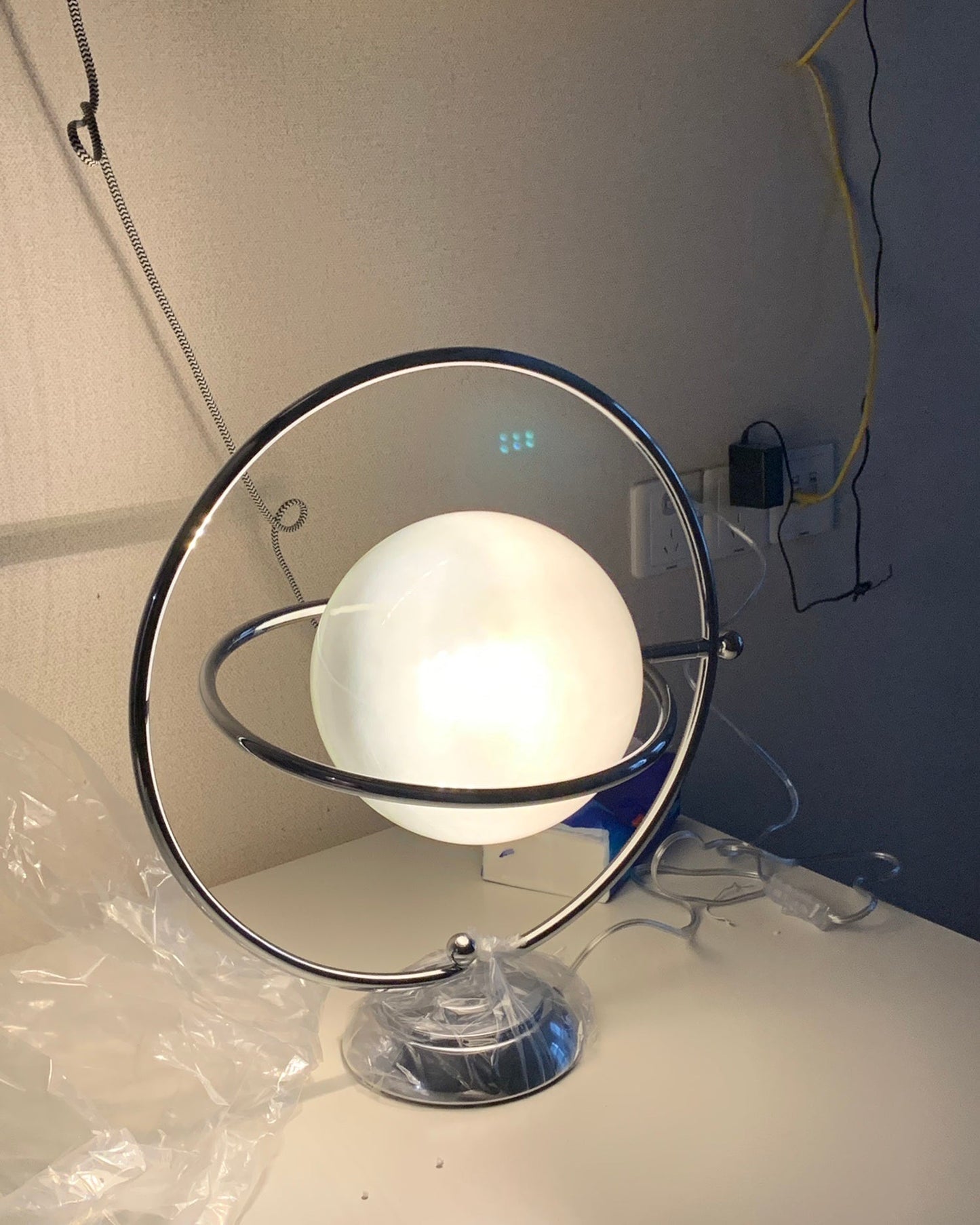 PlanetLuxe - Bordlampe med kosmisk design og subtil belysning