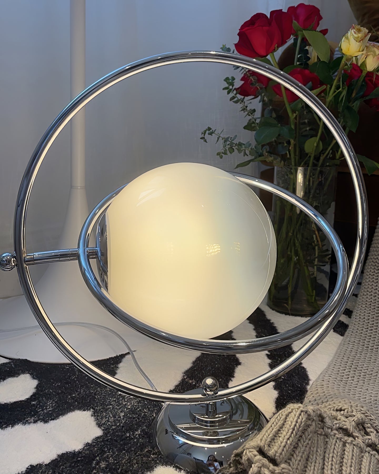 PlanetLuxe - Bordlampe med kosmisk design og subtil belysning