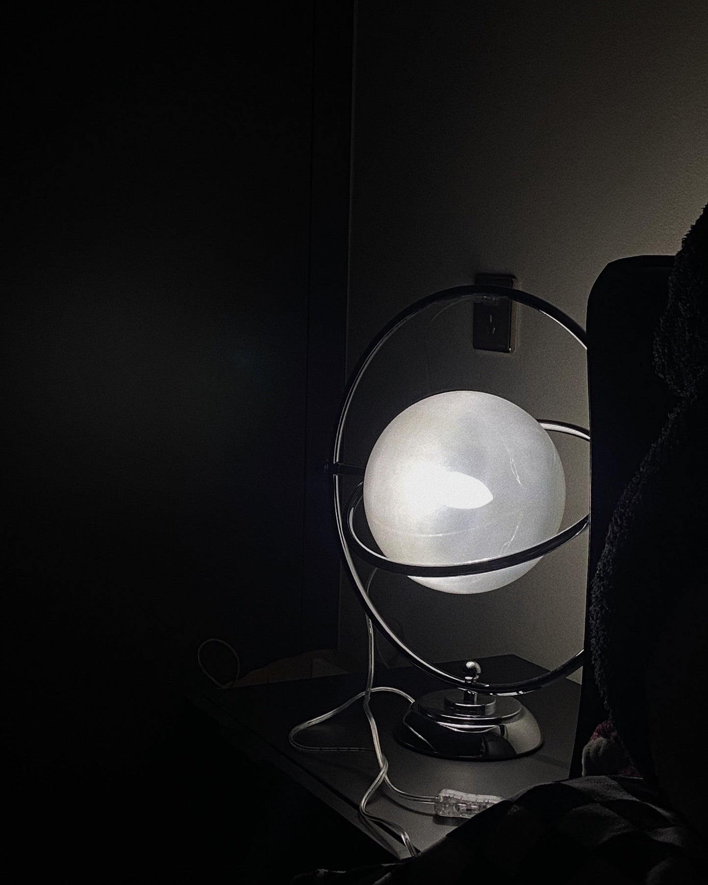 PlanetLuxe - Bordlampe med kosmisk design og subtil belysning