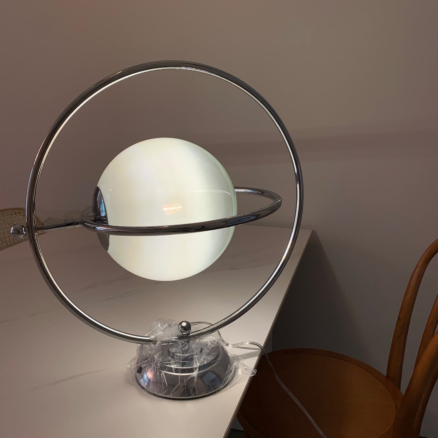 PlanetLuxe - Bordlampe med kosmisk design og subtil belysning