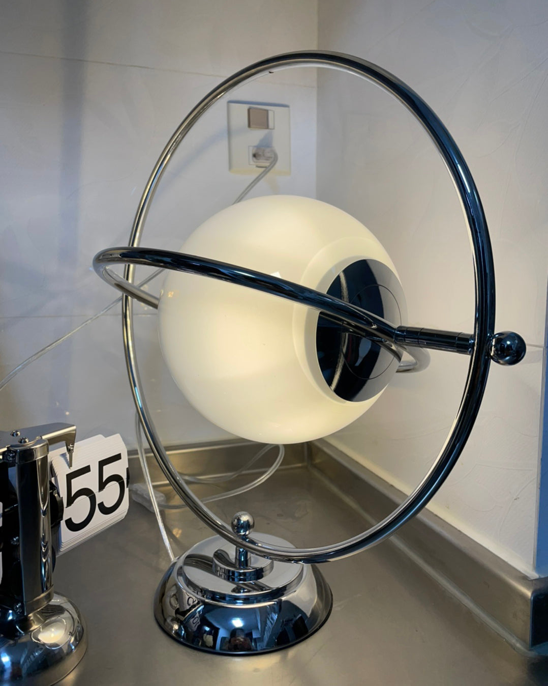 PlanetLuxe - Bordlampe med kosmisk design og subtil belysning