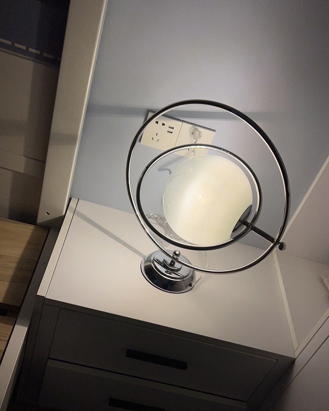 PlanetLuxe - Bordlampe med kosmisk design og subtil belysning