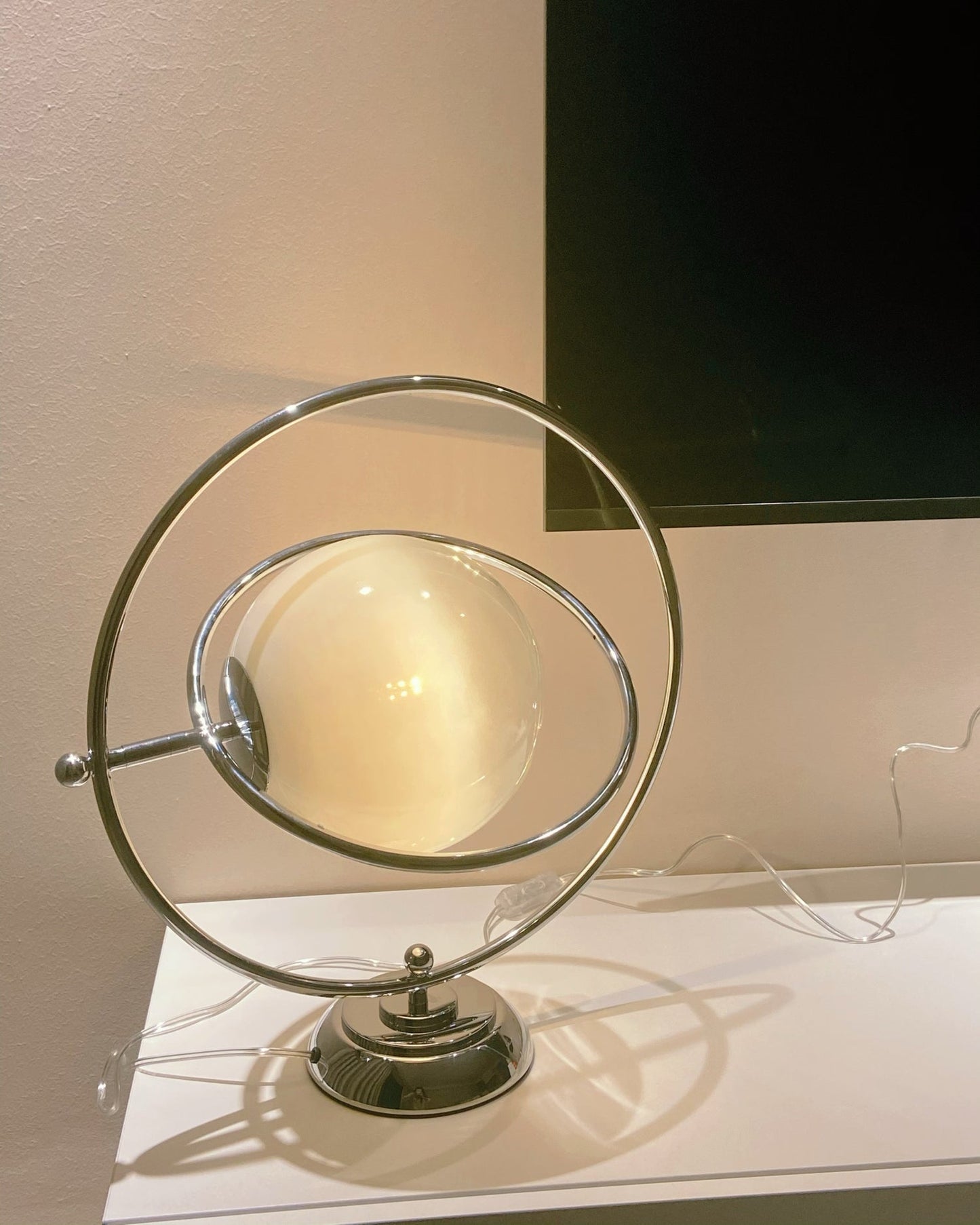 PlanetLuxe - Bordlampe med kosmisk design og subtil belysning