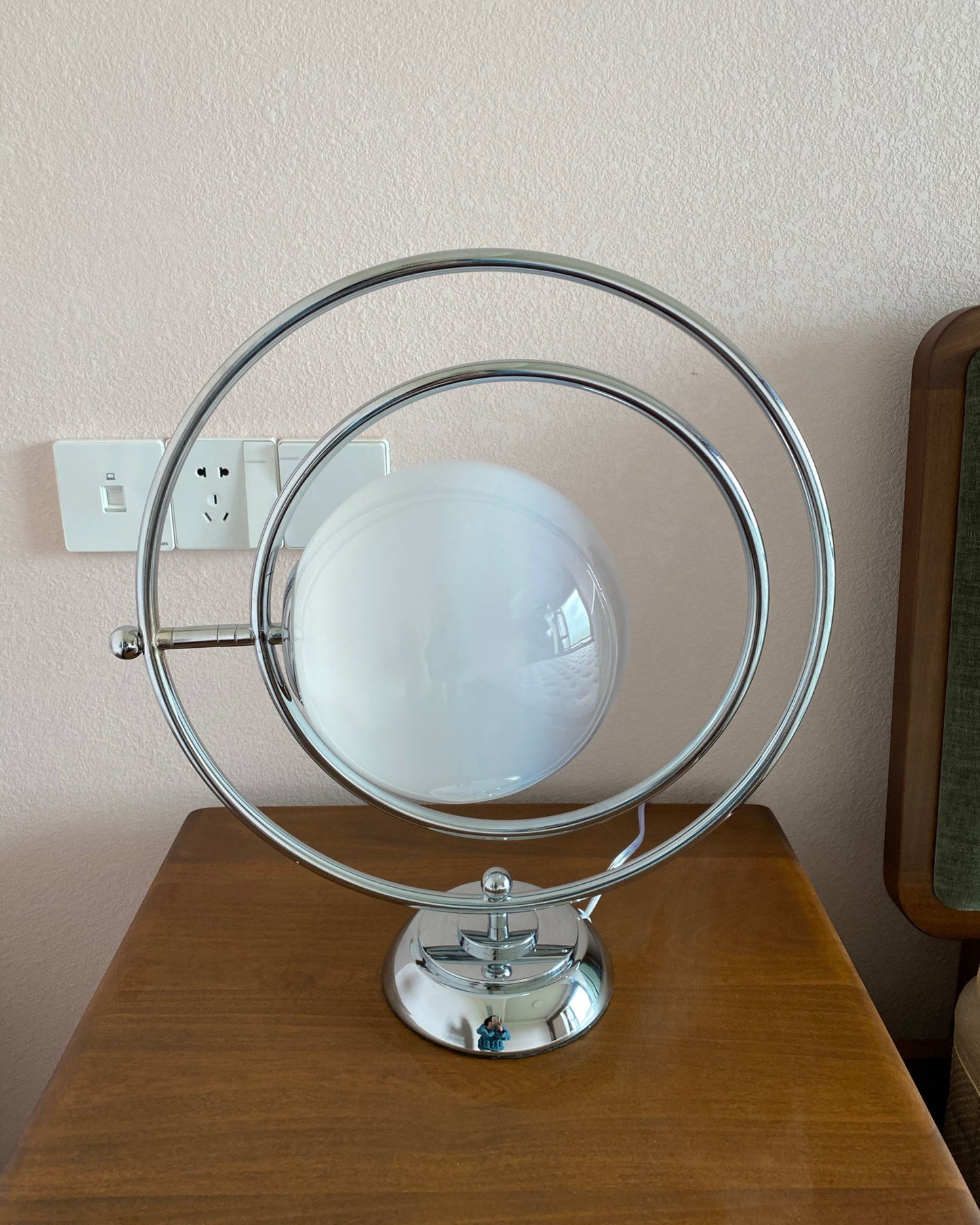 PlanetLuxe - Bordlampe med kosmisk design og subtil belysning