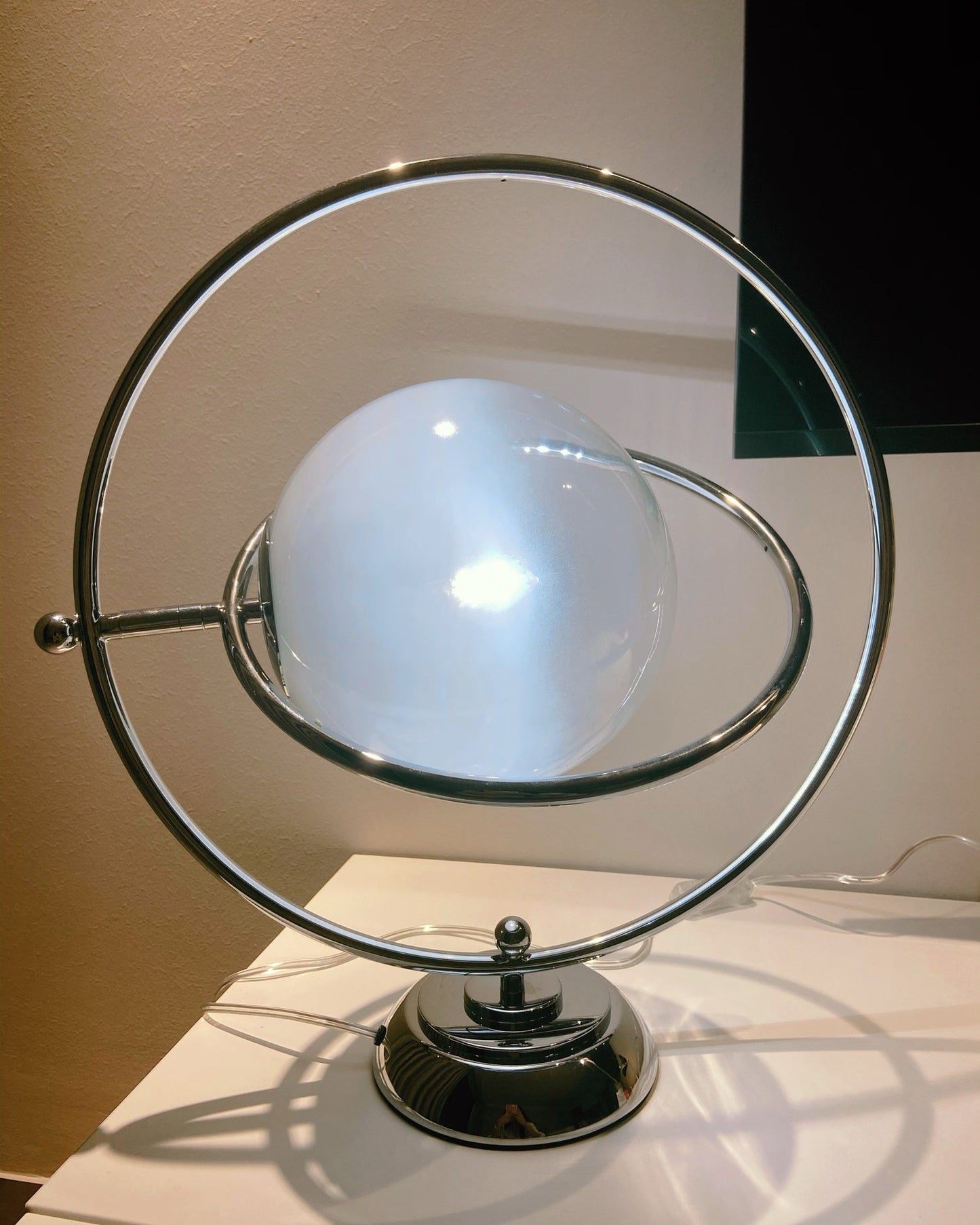 PlanetLuxe - Bordlampe med kosmisk design og subtil belysning