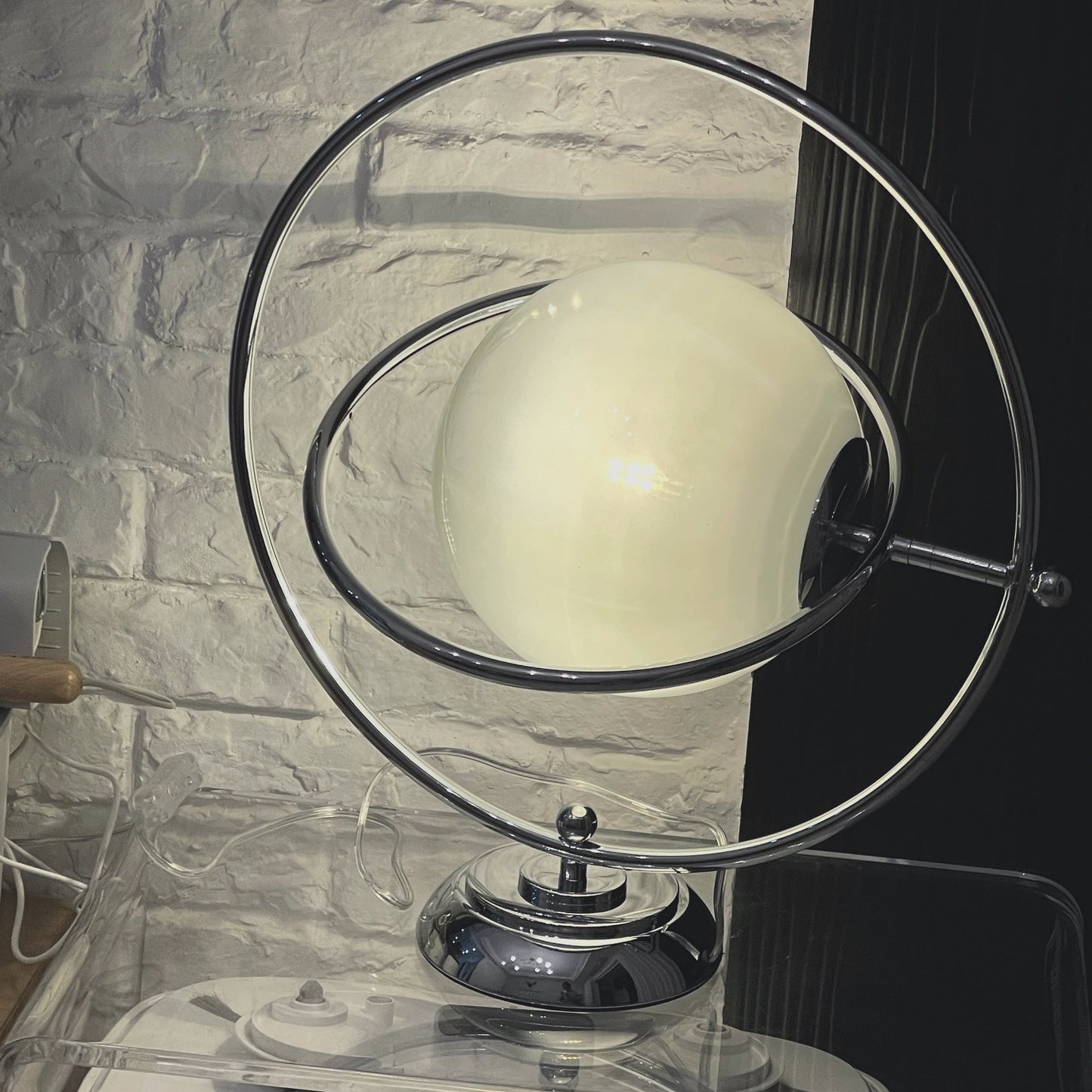 PlanetLuxe - Bordlampe med kosmisk design og subtil belysning