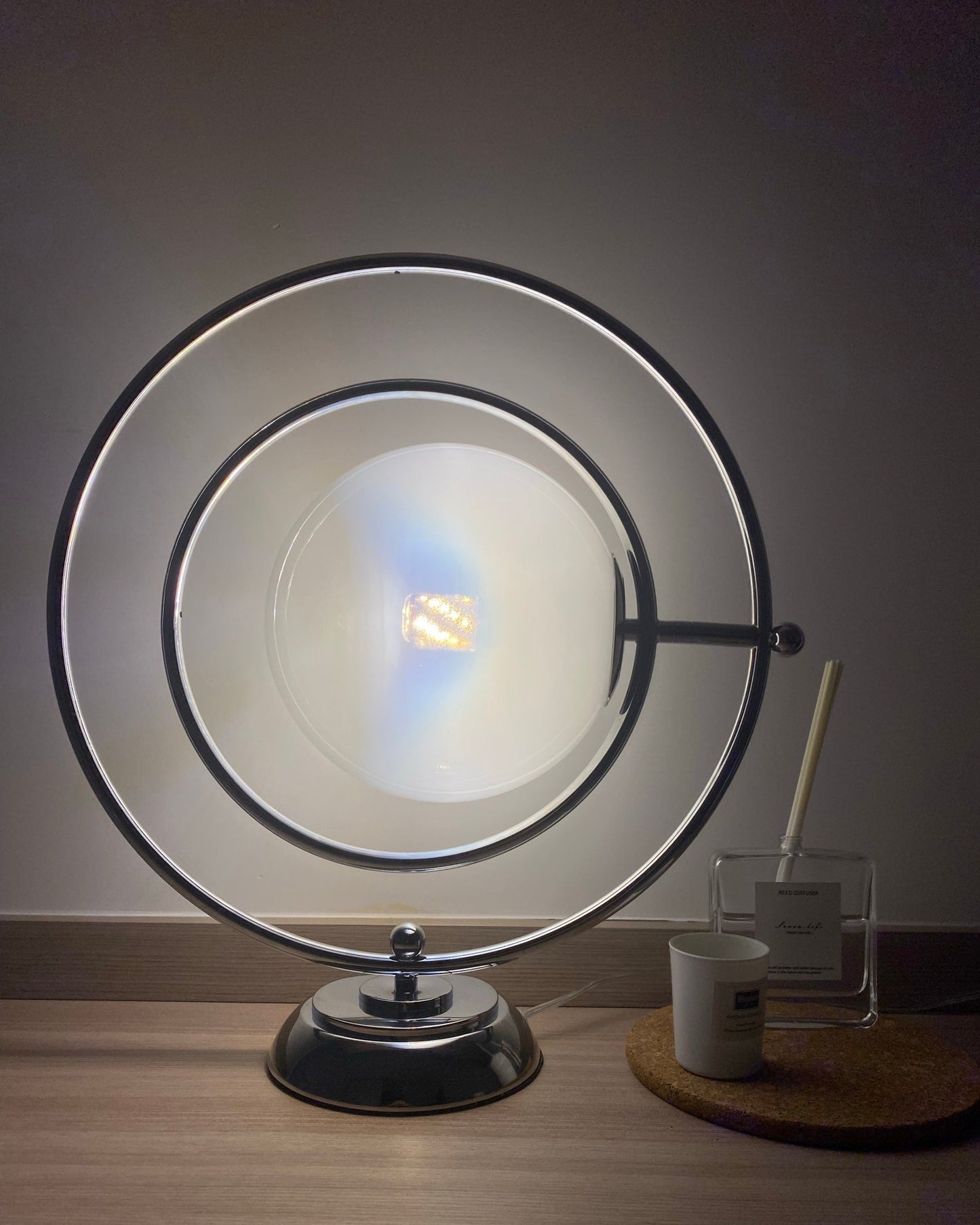 PlanetLuxe - Bordlampe med kosmisk design og subtil belysning
