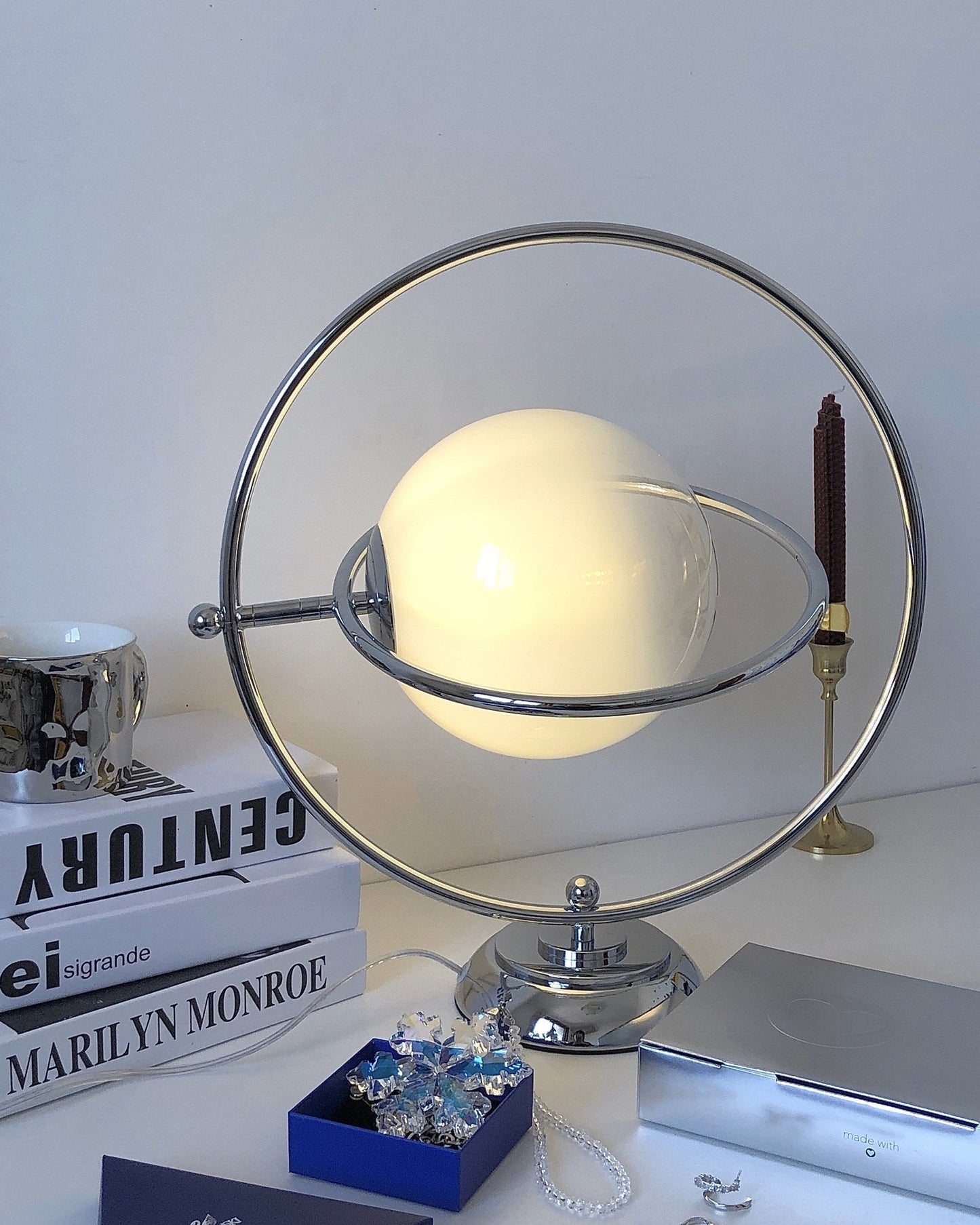 PlanetLuxe - Bordlampe med kosmisk design og subtil belysning