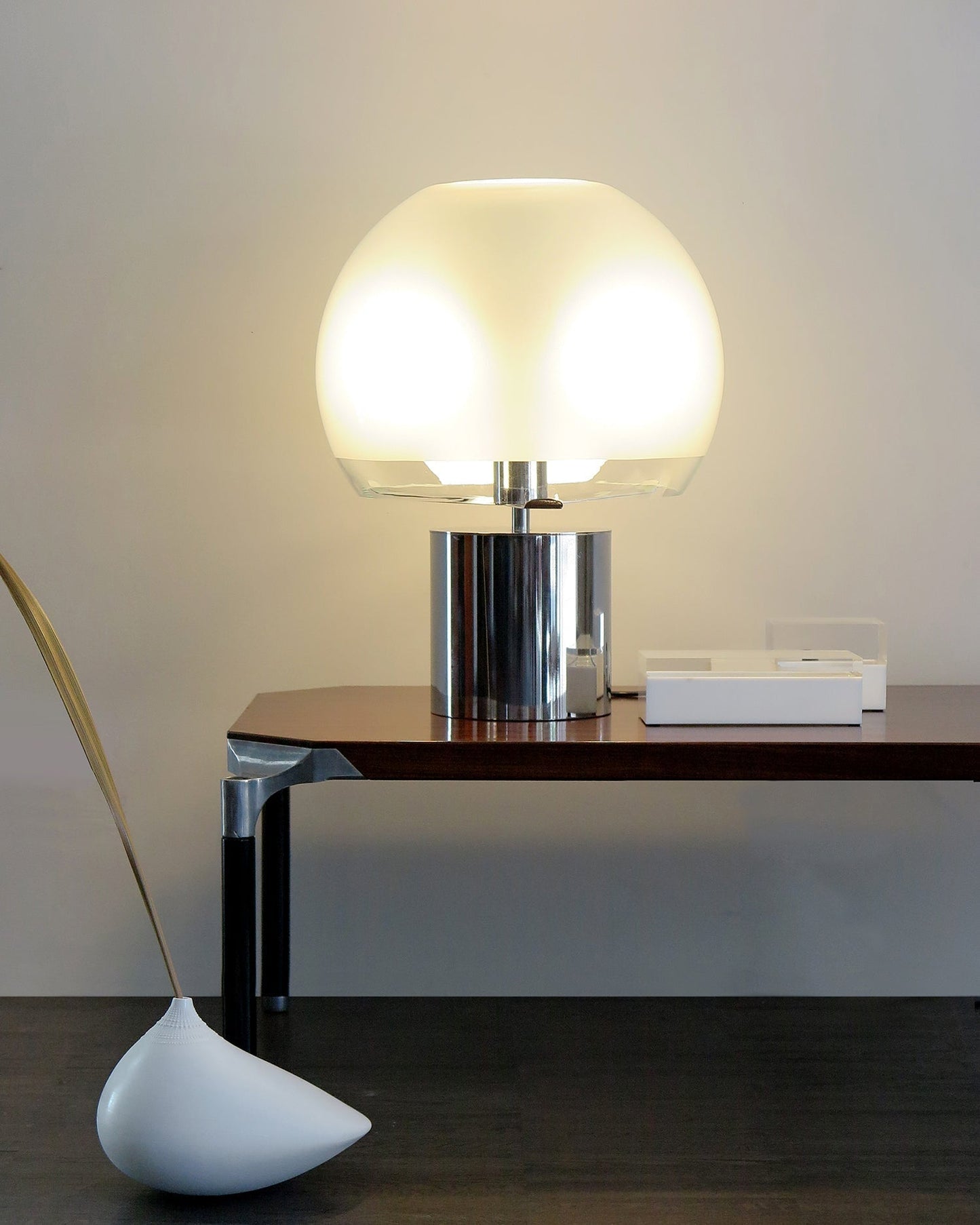 OrbaLuxe – Excentrisk bordlampe med gennemsigtig glasbase