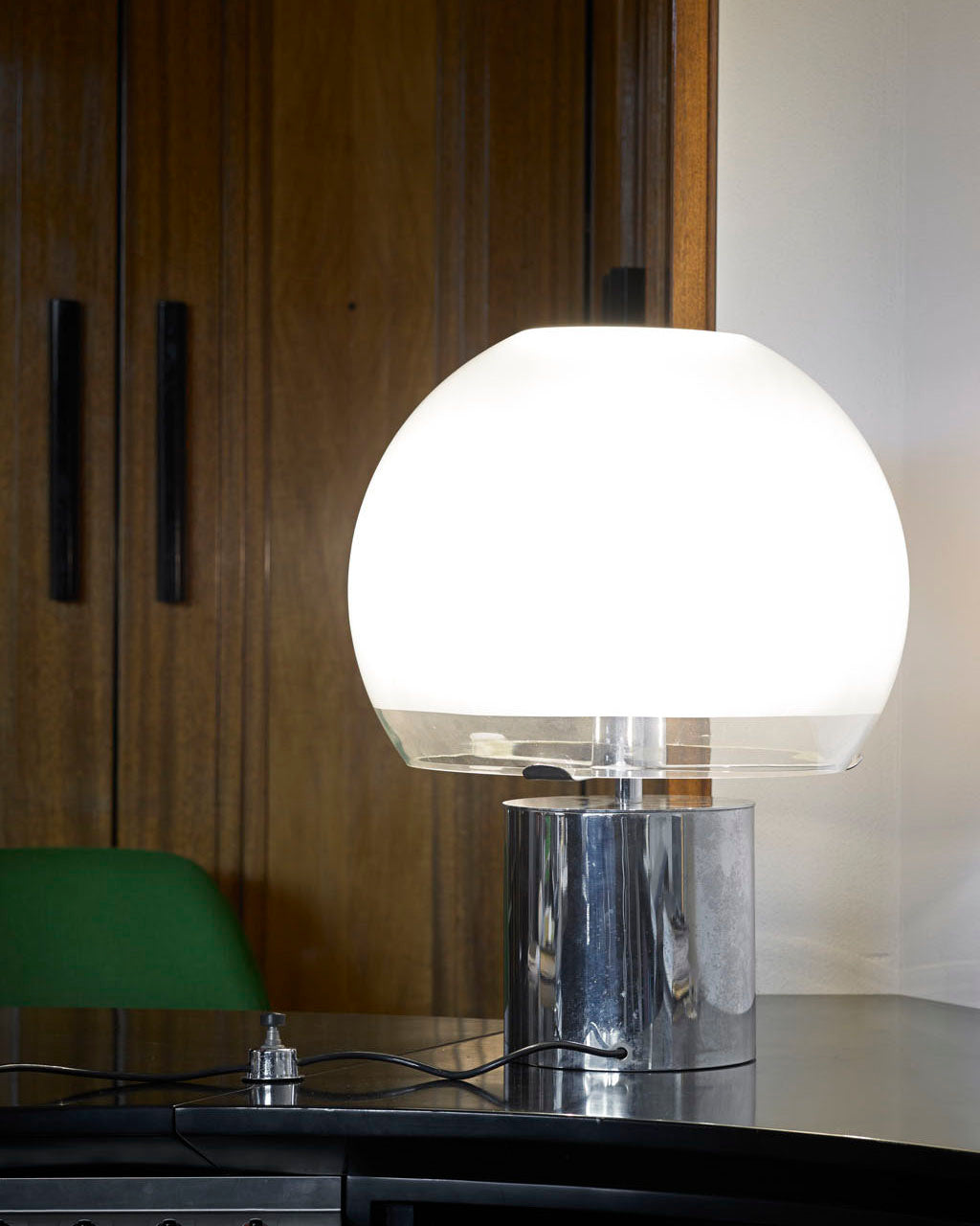 OrbaLuxe – Excentrisk bordlampe med gennemsigtig glasbase