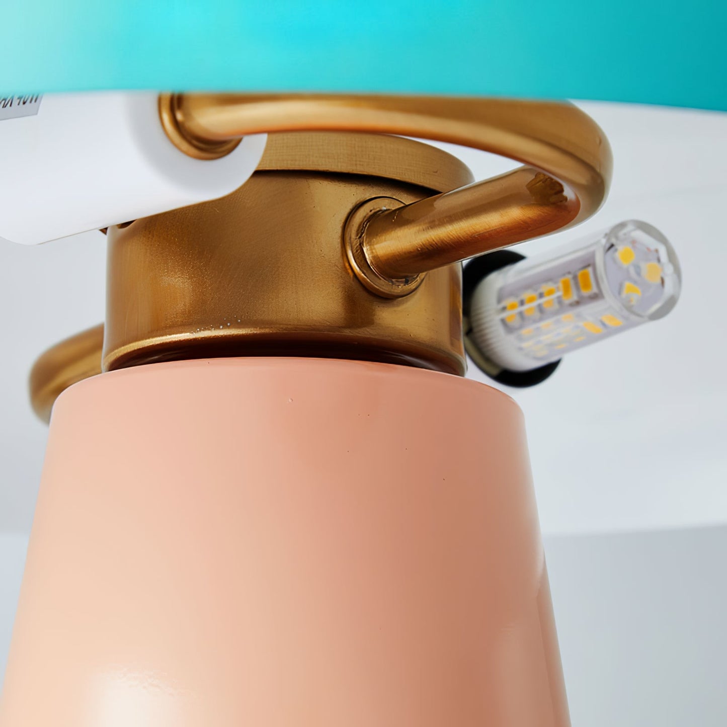RheaLight - Lampe de table avec base élégante et éclairage subtil
