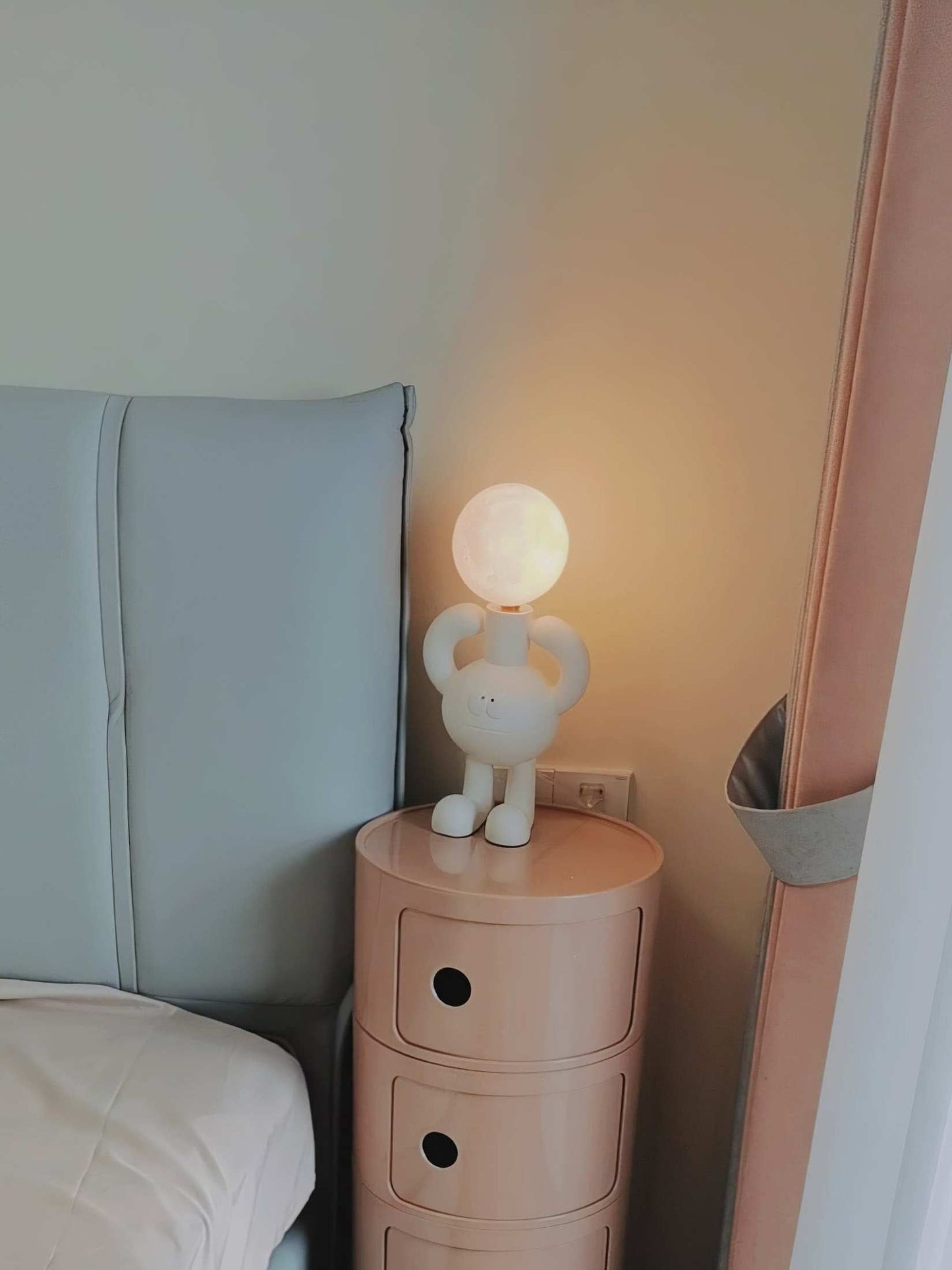 BotLuxe - Lampe de table avec design créatif de robot et lumière agréable