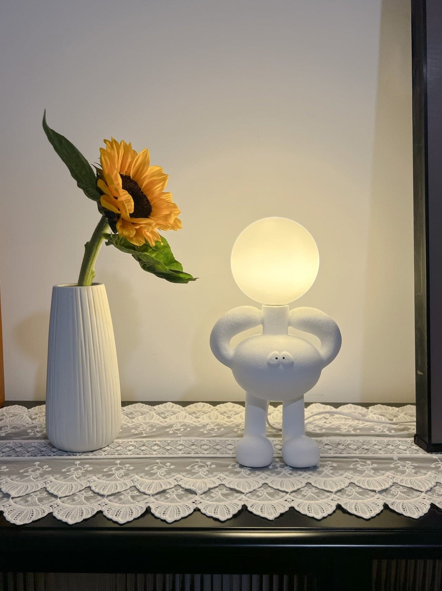 BotLuxe - Lampe de table avec design créatif de robot et lumière agréable