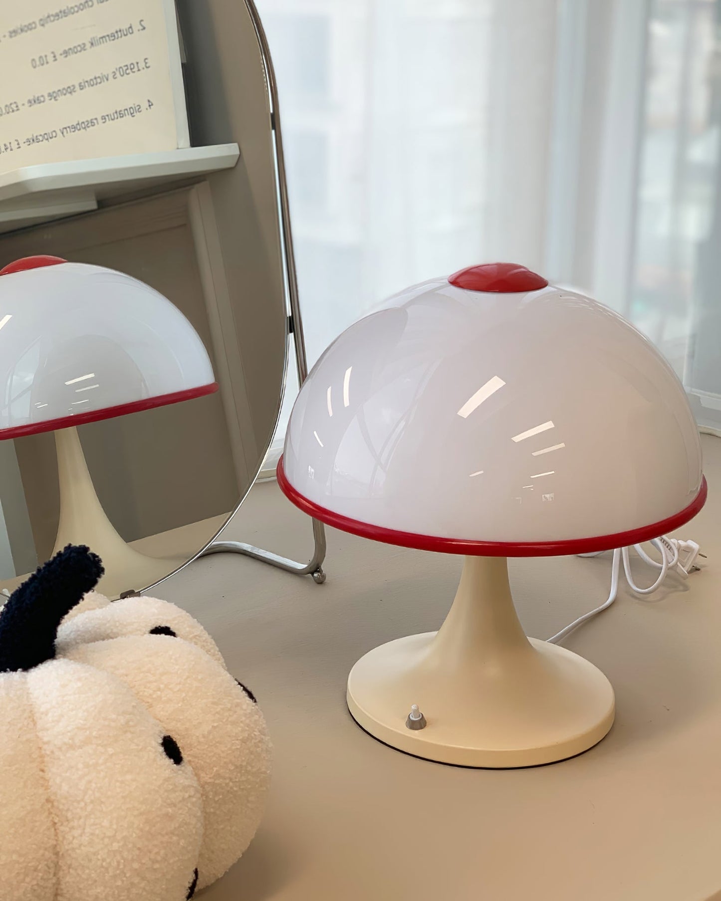 Luxe Mushroom - Bordlampe med elegant fod og blød lysdiffusion