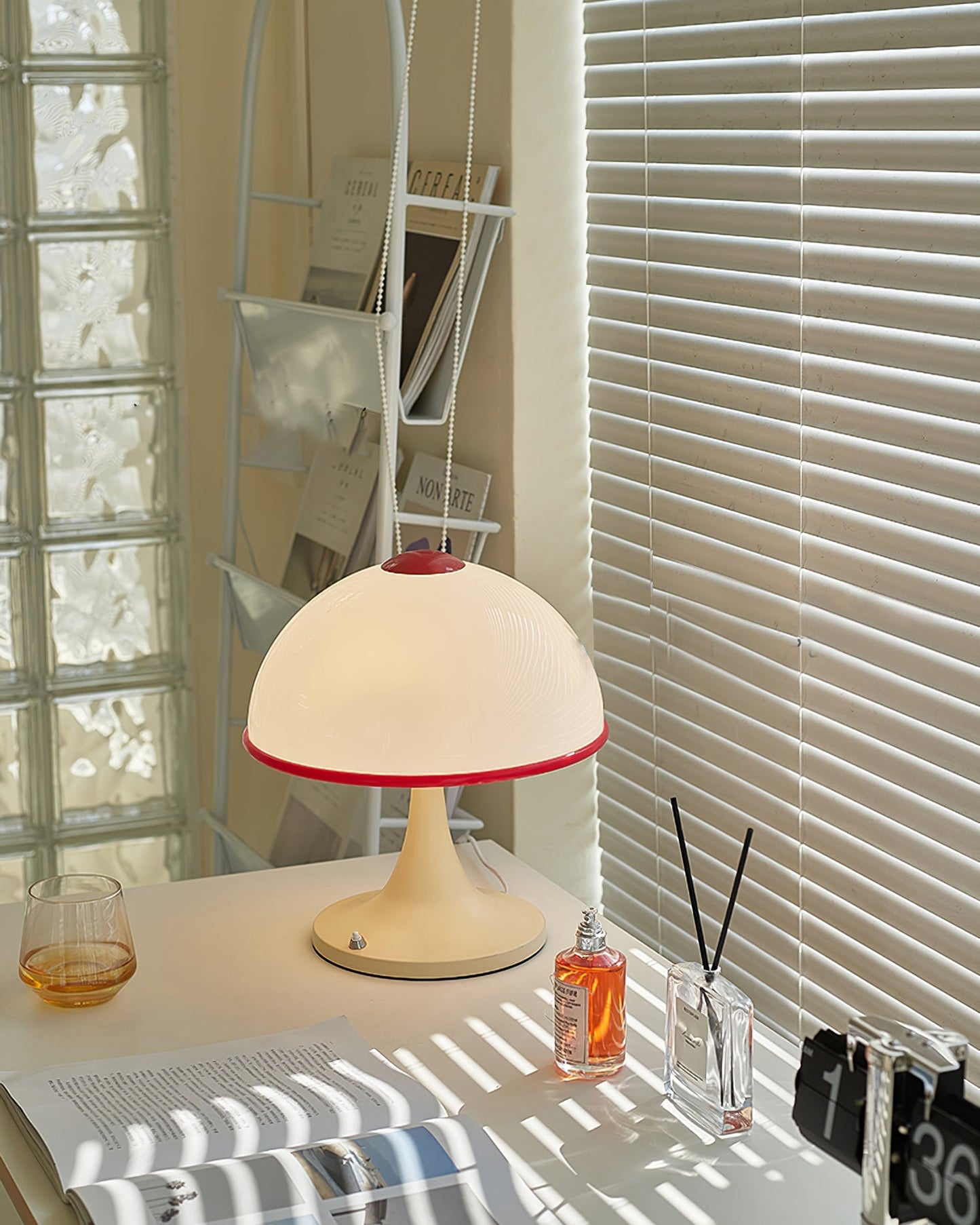 Luxe Mushroom - Bordlampe med elegant fod og blød lysdiffusion