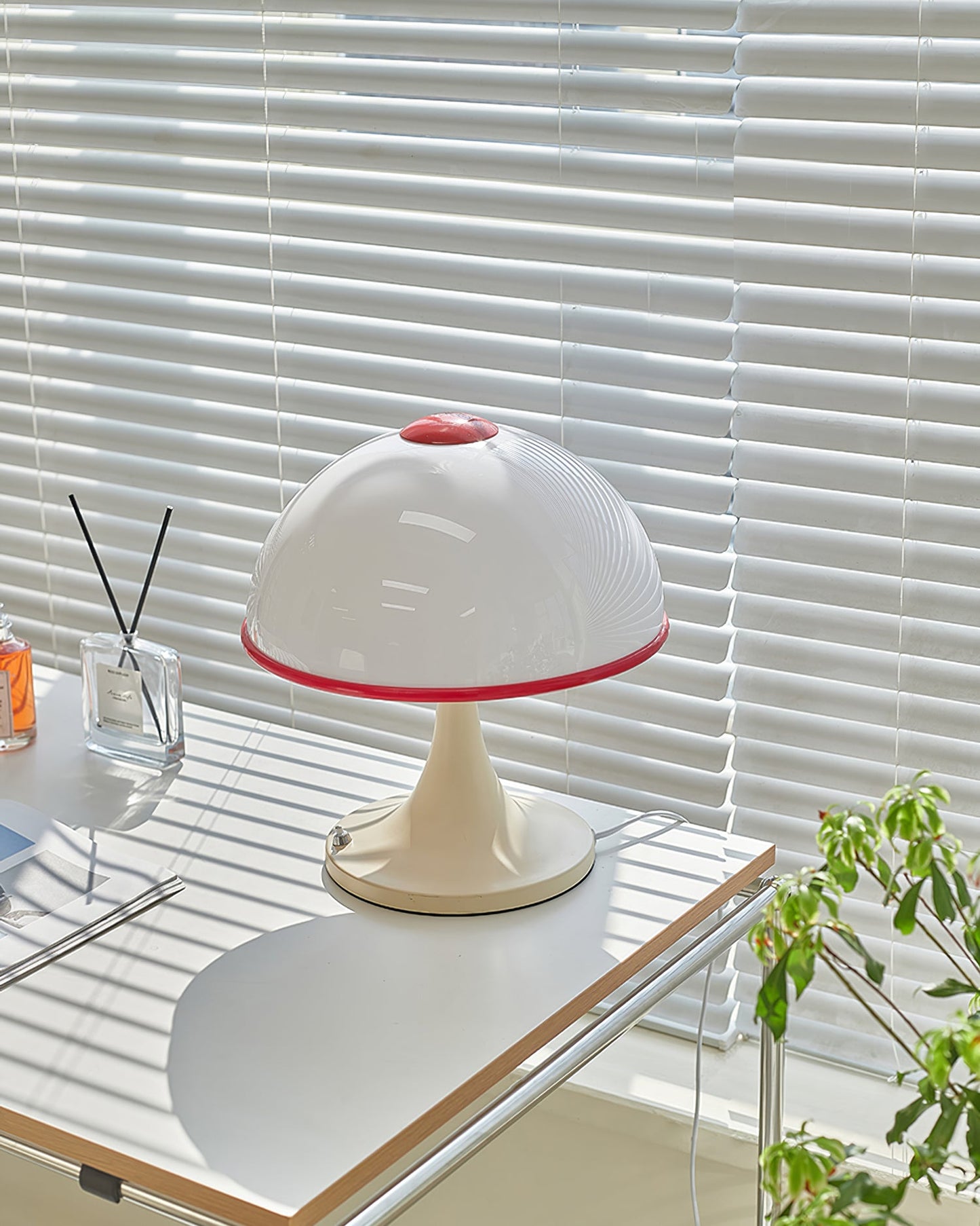 Luxe Mushroom - Bordlampe med elegant fod og blød lysdiffusion