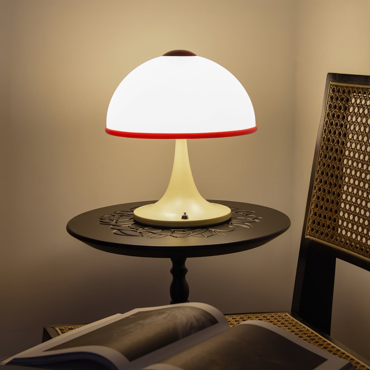 Luxe Mushroom - Bordlampe med elegant fod og blød lysdiffusion