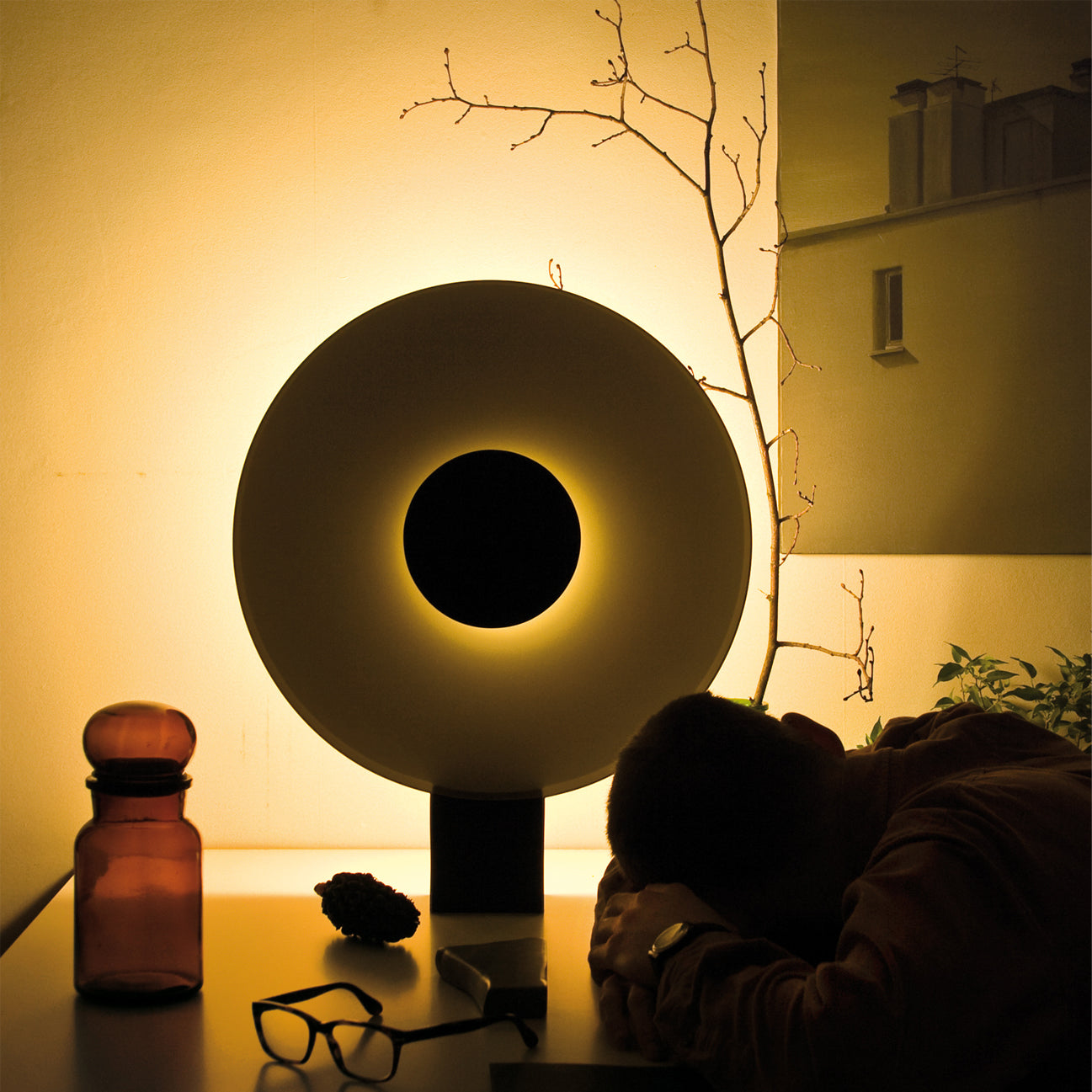 LunaDisc – Minimalist Table Lamp for Atmospheric Lighting